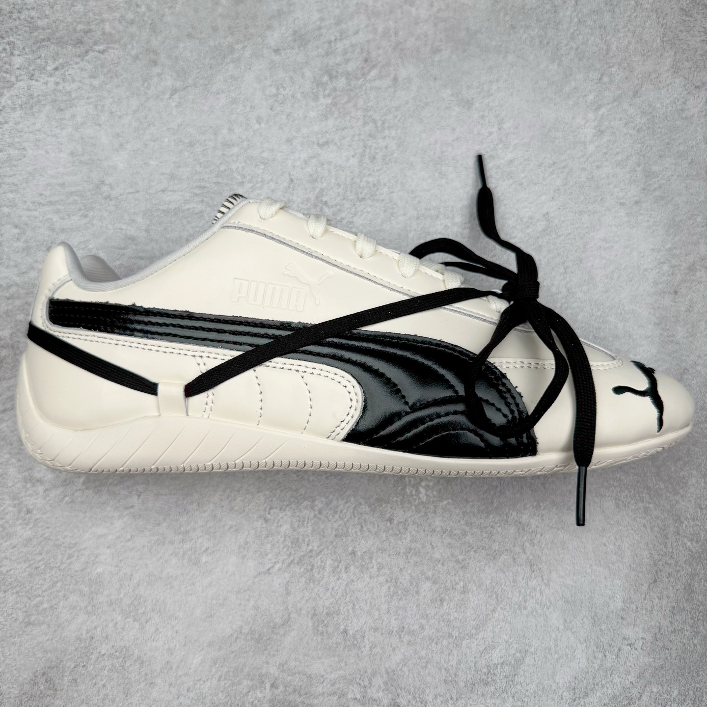 ＃KZ纯原 Rose x PUMA Speedcat 彪马联名系列情侣薄底赛车德训双鞋带舒适百搭生活休闲鞋 口碑大厂出品 品控大底版型不断改良更新 全套原纸板楦头开发 确保原汁原味 完美呈现版型 一比一鞋头弧度高度鞋身弧度 独家私模原厂航空铝磨具打磨大底 鞋头坡度极致还原 无解鞋型 原盒原配 圈内天花板工艺 原厂玻璃冲刀 超高清洁度 全鞋零毛边皮料切割 原厂中底布 鞋款从80、90年代赛车手所穿的防火赛车鞋为原型，鞋身线条模仿了赛车的流线廓形，体现了空气动力学原理的结构。简约流畅的外观，恰好又和贯穿其中的Formstrip Logo融合恰到好处，视觉上细节丰富且协调。本次Speedcat OG鞋款归来，最大看点自然式保留了窄版鞋型以及薄底构造。这两年各品牌鞋底越做越厚，Speedcat反其道而行之，上脚几乎无鞋底的效果带来耳目一新的视觉体验。鞋面依旧是以质感细腻的麂皮材质打造，并且大面积近乎全包裹的使用，复古味道也愈发浓烈。配色上更是将最原始的黑色和红色带回，向F1赛车队的标志性队服致敬。相信让各位一眼种草的更多是出挑的大红色，上脚即可瞬间点亮整体造型，在以球鞋为核心的OOTD中脱颖而出。而另一款黑色则是低调的万金油，彰显新潮个性的同时又不喧宾夺主，也是热爱简约系穿搭朋友的首选。 尺码：35.5 36 37 37.5 38 38.5 39 40 40.5 41 42 42.5 43 44 44.5 45 46-选品中心