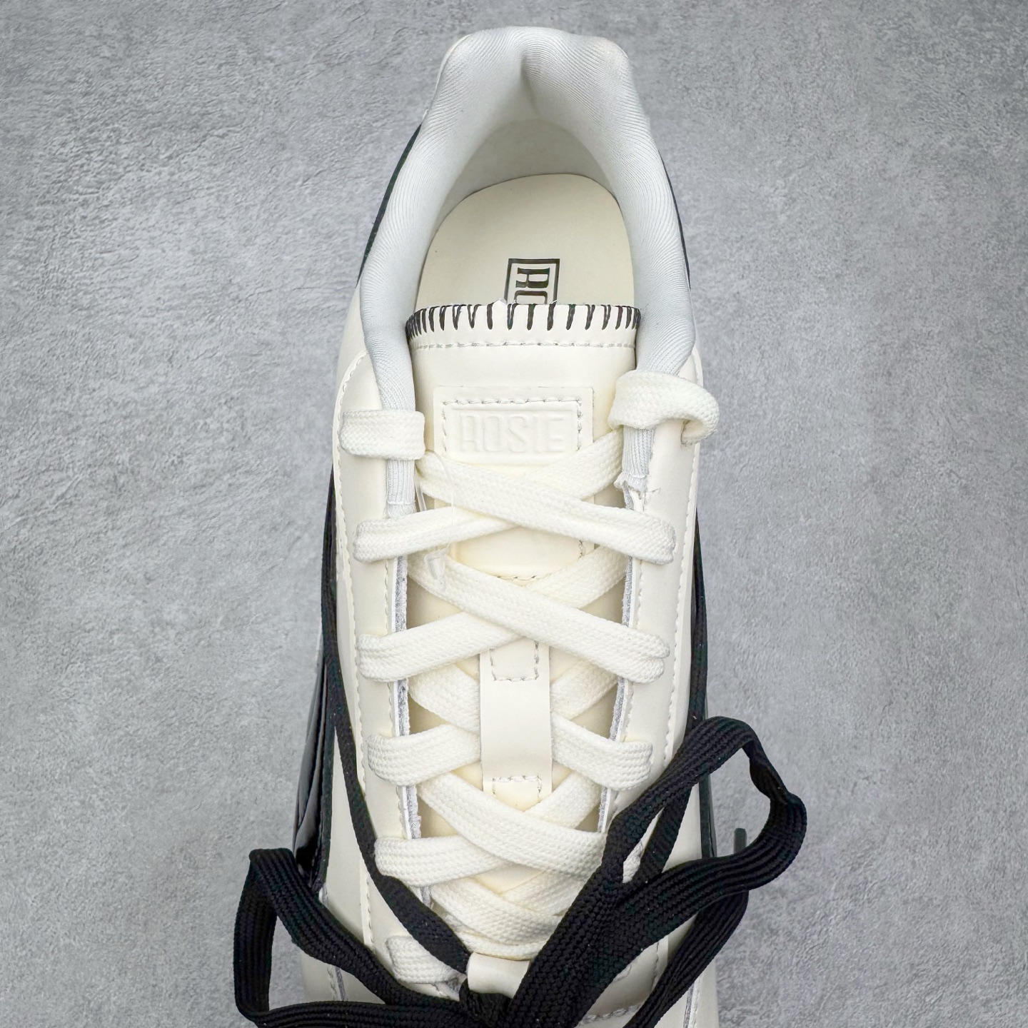 图片[5]-＃KZ纯原 Rose x PUMA Speedcat 彪马联名系列情侣薄底赛车德训双鞋带舒适百搭生活休闲鞋 口碑大厂出品 品控大底版型不断改良更新 全套原纸板楦头开发 确保原汁原味 完美呈现版型 一比一鞋头弧度高度鞋身弧度 独家私模原厂航空铝磨具打磨大底 鞋头坡度极致还原 无解鞋型 原盒原配 圈内天花板工艺 原厂玻璃冲刀 超高清洁度 全鞋零毛边皮料切割 原厂中底布 鞋款从80、90年代赛车手所穿的防火赛车鞋为原型，鞋身线条模仿了赛车的流线廓形，体现了空气动力学原理的结构。简约流畅的外观，恰好又和贯穿其中的Formstrip Logo融合恰到好处，视觉上细节丰富且协调。本次Speedcat OG鞋款归来，最大看点自然式保留了窄版鞋型以及薄底构造。这两年各品牌鞋底越做越厚，Speedcat反其道而行之，上脚几乎无鞋底的效果带来耳目一新的视觉体验。鞋面依旧是以质感细腻的麂皮材质打造，并且大面积近乎全包裹的使用，复古味道也愈发浓烈。配色上更是将最原始的黑色和红色带回，向F1赛车队的标志性队服致敬。相信让各位一眼种草的更多是出挑的大红色，上脚即可瞬间点亮整体造型，在以球鞋为核心的OOTD中脱颖而出。而另一款黑色则是低调的万金油，彰显新潮个性的同时又不喧宾夺主，也是热爱简约系穿搭朋友的首选。 尺码：35.5 36 37 37.5 38 38.5 39 40 40.5 41 42 42.5 43 44 44.5 45 46-选品中心