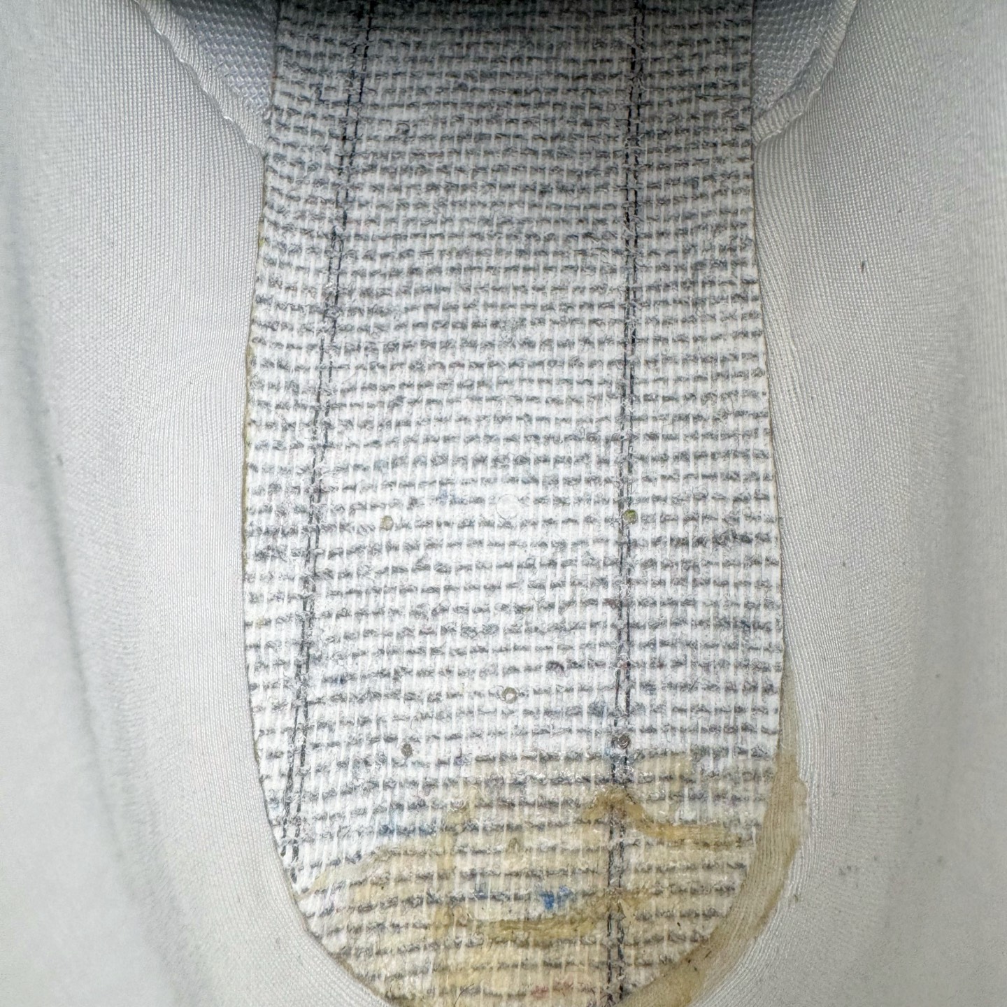 图片[10]-＃KZ纯原 Rose x PUMA Speedcat 彪马联名系列情侣薄底赛车德训双鞋带舒适百搭生活休闲鞋 口碑大厂出品 品控大底版型不断改良更新 全套原纸板楦头开发 确保原汁原味 完美呈现版型 一比一鞋头弧度高度鞋身弧度 独家私模原厂航空铝磨具打磨大底 鞋头坡度极致还原 无解鞋型 原盒原配 圈内天花板工艺 原厂玻璃冲刀 超高清洁度 全鞋零毛边皮料切割 原厂中底布 鞋款从80、90年代赛车手所穿的防火赛车鞋为原型，鞋身线条模仿了赛车的流线廓形，体现了空气动力学原理的结构。简约流畅的外观，恰好又和贯穿其中的Formstrip Logo融合恰到好处，视觉上细节丰富且协调。本次Speedcat OG鞋款归来，最大看点自然式保留了窄版鞋型以及薄底构造。这两年各品牌鞋底越做越厚，Speedcat反其道而行之，上脚几乎无鞋底的效果带来耳目一新的视觉体验。鞋面依旧是以质感细腻的麂皮材质打造，并且大面积近乎全包裹的使用，复古味道也愈发浓烈。配色上更是将最原始的黑色和红色带回，向F1赛车队的标志性队服致敬。相信让各位一眼种草的更多是出挑的大红色，上脚即可瞬间点亮整体造型，在以球鞋为核心的OOTD中脱颖而出。而另一款黑色则是低调的万金油，彰显新潮个性的同时又不喧宾夺主，也是热爱简约系穿搭朋友的首选。 尺码：35.5 36 37 37.5 38 38.5 39 40 40.5 41 42 42.5 43 44 44.5 45 46-选品中心