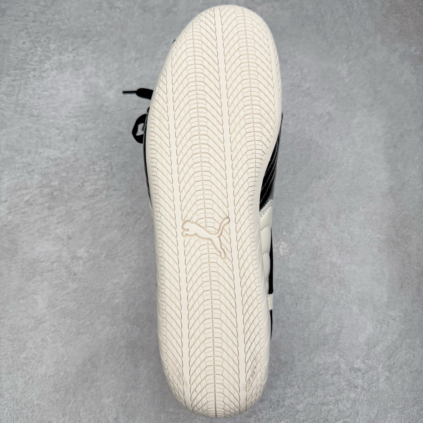 图片[9]-＃KZ纯原 Rose x PUMA Speedcat 彪马联名系列情侣薄底赛车德训双鞋带舒适百搭生活休闲鞋 口碑大厂出品 品控大底版型不断改良更新 全套原纸板楦头开发 确保原汁原味 完美呈现版型 一比一鞋头弧度高度鞋身弧度 独家私模原厂航空铝磨具打磨大底 鞋头坡度极致还原 无解鞋型 原盒原配 圈内天花板工艺 原厂玻璃冲刀 超高清洁度 全鞋零毛边皮料切割 原厂中底布 鞋款从80、90年代赛车手所穿的防火赛车鞋为原型，鞋身线条模仿了赛车的流线廓形，体现了空气动力学原理的结构。简约流畅的外观，恰好又和贯穿其中的Formstrip Logo融合恰到好处，视觉上细节丰富且协调。本次Speedcat OG鞋款归来，最大看点自然式保留了窄版鞋型以及薄底构造。这两年各品牌鞋底越做越厚，Speedcat反其道而行之，上脚几乎无鞋底的效果带来耳目一新的视觉体验。鞋面依旧是以质感细腻的麂皮材质打造，并且大面积近乎全包裹的使用，复古味道也愈发浓烈。配色上更是将最原始的黑色和红色带回，向F1赛车队的标志性队服致敬。相信让各位一眼种草的更多是出挑的大红色，上脚即可瞬间点亮整体造型，在以球鞋为核心的OOTD中脱颖而出。而另一款黑色则是低调的万金油，彰显新潮个性的同时又不喧宾夺主，也是热爱简约系穿搭朋友的首选。 尺码：35.5 36 37 37.5 38 38.5 39 40 40.5 41 42 42.5 43 44 44.5 45 46-选品中心