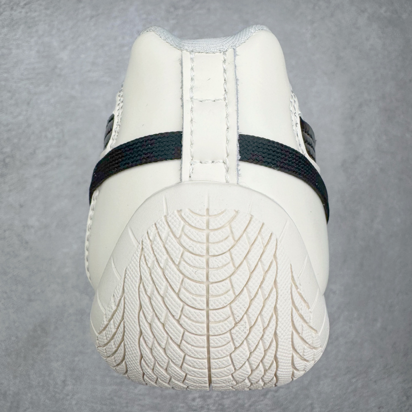 图片[8]-＃KZ纯原 Rose x PUMA Speedcat 彪马联名系列情侣薄底赛车德训双鞋带舒适百搭生活休闲鞋 口碑大厂出品 品控大底版型不断改良更新 全套原纸板楦头开发 确保原汁原味 完美呈现版型 一比一鞋头弧度高度鞋身弧度 独家私模原厂航空铝磨具打磨大底 鞋头坡度极致还原 无解鞋型 原盒原配 圈内天花板工艺 原厂玻璃冲刀 超高清洁度 全鞋零毛边皮料切割 原厂中底布 鞋款从80、90年代赛车手所穿的防火赛车鞋为原型，鞋身线条模仿了赛车的流线廓形，体现了空气动力学原理的结构。简约流畅的外观，恰好又和贯穿其中的Formstrip Logo融合恰到好处，视觉上细节丰富且协调。本次Speedcat OG鞋款归来，最大看点自然式保留了窄版鞋型以及薄底构造。这两年各品牌鞋底越做越厚，Speedcat反其道而行之，上脚几乎无鞋底的效果带来耳目一新的视觉体验。鞋面依旧是以质感细腻的麂皮材质打造，并且大面积近乎全包裹的使用，复古味道也愈发浓烈。配色上更是将最原始的黑色和红色带回，向F1赛车队的标志性队服致敬。相信让各位一眼种草的更多是出挑的大红色，上脚即可瞬间点亮整体造型，在以球鞋为核心的OOTD中脱颖而出。而另一款黑色则是低调的万金油，彰显新潮个性的同时又不喧宾夺主，也是热爱简约系穿搭朋友的首选。 尺码：35.5 36 37 37.5 38 38.5 39 40 40.5 41 42 42.5 43 44 44.5 45 46-选品中心