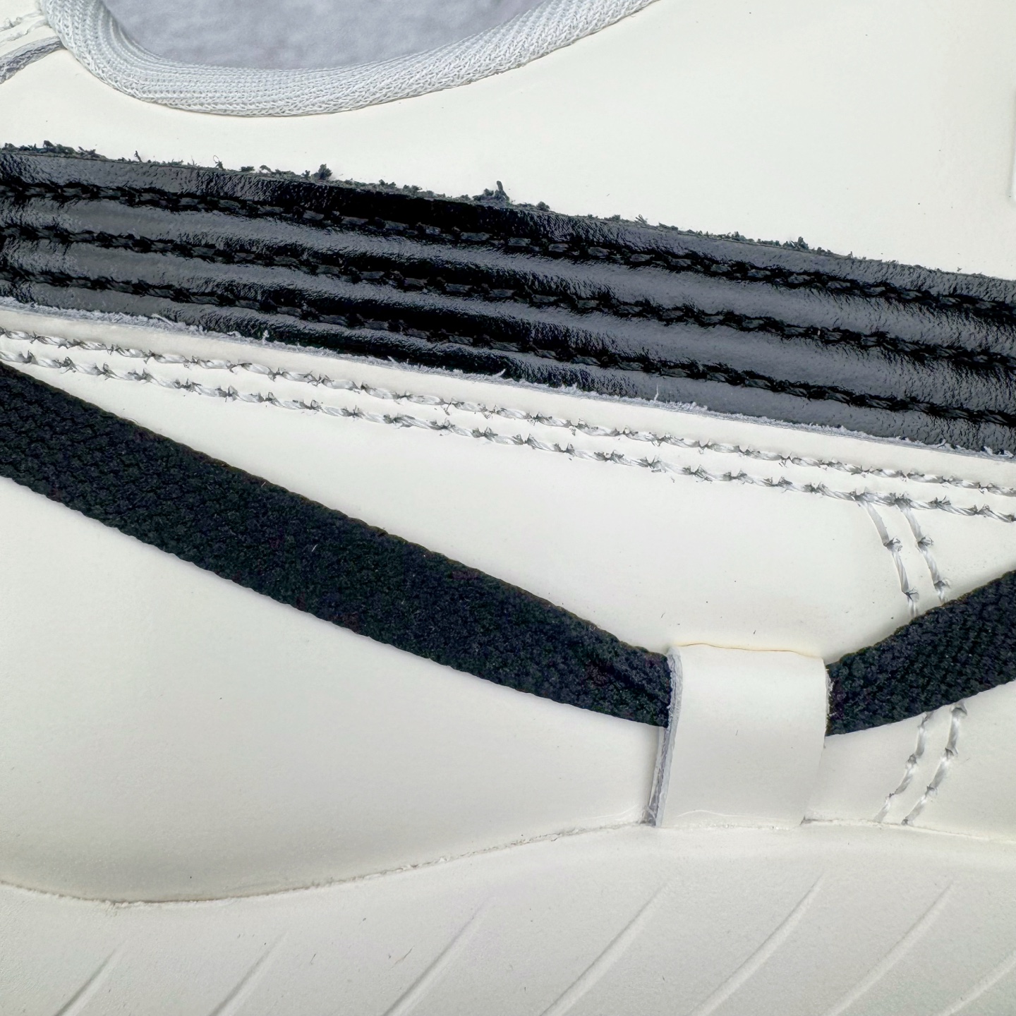 图片[17]-＃KZ纯原 Rose x PUMA Speedcat 彪马联名系列情侣薄底赛车德训双鞋带舒适百搭生活休闲鞋 口碑大厂出品 品控大底版型不断改良更新 全套原纸板楦头开发 确保原汁原味 完美呈现版型 一比一鞋头弧度高度鞋身弧度 独家私模原厂航空铝磨具打磨大底 鞋头坡度极致还原 无解鞋型 原盒原配 圈内天花板工艺 原厂玻璃冲刀 超高清洁度 全鞋零毛边皮料切割 原厂中底布 鞋款从80、90年代赛车手所穿的防火赛车鞋为原型，鞋身线条模仿了赛车的流线廓形，体现了空气动力学原理的结构。简约流畅的外观，恰好又和贯穿其中的Formstrip Logo融合恰到好处，视觉上细节丰富且协调。本次Speedcat OG鞋款归来，最大看点自然式保留了窄版鞋型以及薄底构造。这两年各品牌鞋底越做越厚，Speedcat反其道而行之，上脚几乎无鞋底的效果带来耳目一新的视觉体验。鞋面依旧是以质感细腻的麂皮材质打造，并且大面积近乎全包裹的使用，复古味道也愈发浓烈。配色上更是将最原始的黑色和红色带回，向F1赛车队的标志性队服致敬。相信让各位一眼种草的更多是出挑的大红色，上脚即可瞬间点亮整体造型，在以球鞋为核心的OOTD中脱颖而出。而另一款黑色则是低调的万金油，彰显新潮个性的同时又不喧宾夺主，也是热爱简约系穿搭朋友的首选。 尺码：35.5 36 37 37.5 38 38.5 39 40 40.5 41 42 42.5 43 44 44.5 45 46-选品中心