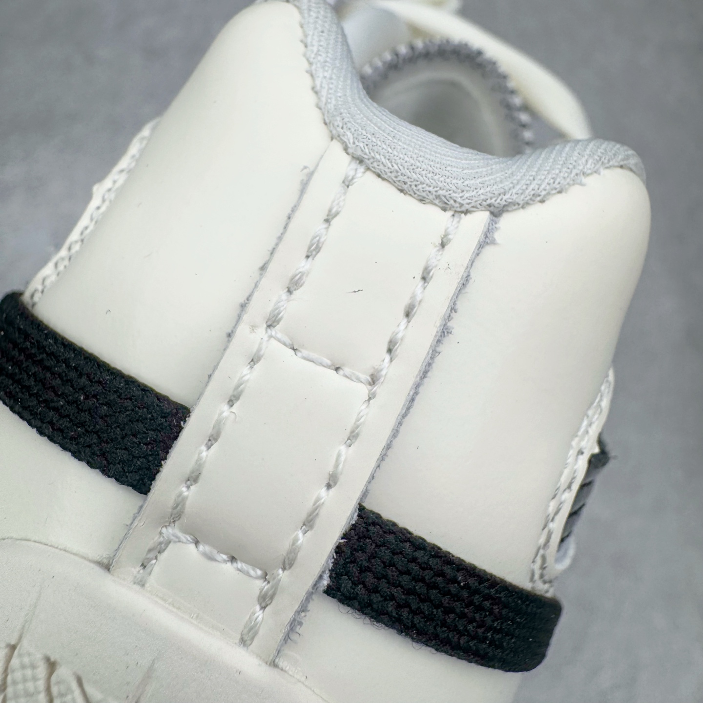 图片[16]-＃KZ纯原 Rose x PUMA Speedcat 彪马联名系列情侣薄底赛车德训双鞋带舒适百搭生活休闲鞋 口碑大厂出品 品控大底版型不断改良更新 全套原纸板楦头开发 确保原汁原味 完美呈现版型 一比一鞋头弧度高度鞋身弧度 独家私模原厂航空铝磨具打磨大底 鞋头坡度极致还原 无解鞋型 原盒原配 圈内天花板工艺 原厂玻璃冲刀 超高清洁度 全鞋零毛边皮料切割 原厂中底布 鞋款从80、90年代赛车手所穿的防火赛车鞋为原型，鞋身线条模仿了赛车的流线廓形，体现了空气动力学原理的结构。简约流畅的外观，恰好又和贯穿其中的Formstrip Logo融合恰到好处，视觉上细节丰富且协调。本次Speedcat OG鞋款归来，最大看点自然式保留了窄版鞋型以及薄底构造。这两年各品牌鞋底越做越厚，Speedcat反其道而行之，上脚几乎无鞋底的效果带来耳目一新的视觉体验。鞋面依旧是以质感细腻的麂皮材质打造，并且大面积近乎全包裹的使用，复古味道也愈发浓烈。配色上更是将最原始的黑色和红色带回，向F1赛车队的标志性队服致敬。相信让各位一眼种草的更多是出挑的大红色，上脚即可瞬间点亮整体造型，在以球鞋为核心的OOTD中脱颖而出。而另一款黑色则是低调的万金油，彰显新潮个性的同时又不喧宾夺主，也是热爱简约系穿搭朋友的首选。 尺码：35.5 36 37 37.5 38 38.5 39 40 40.5 41 42 42.5 43 44 44.5 45 46-选品中心