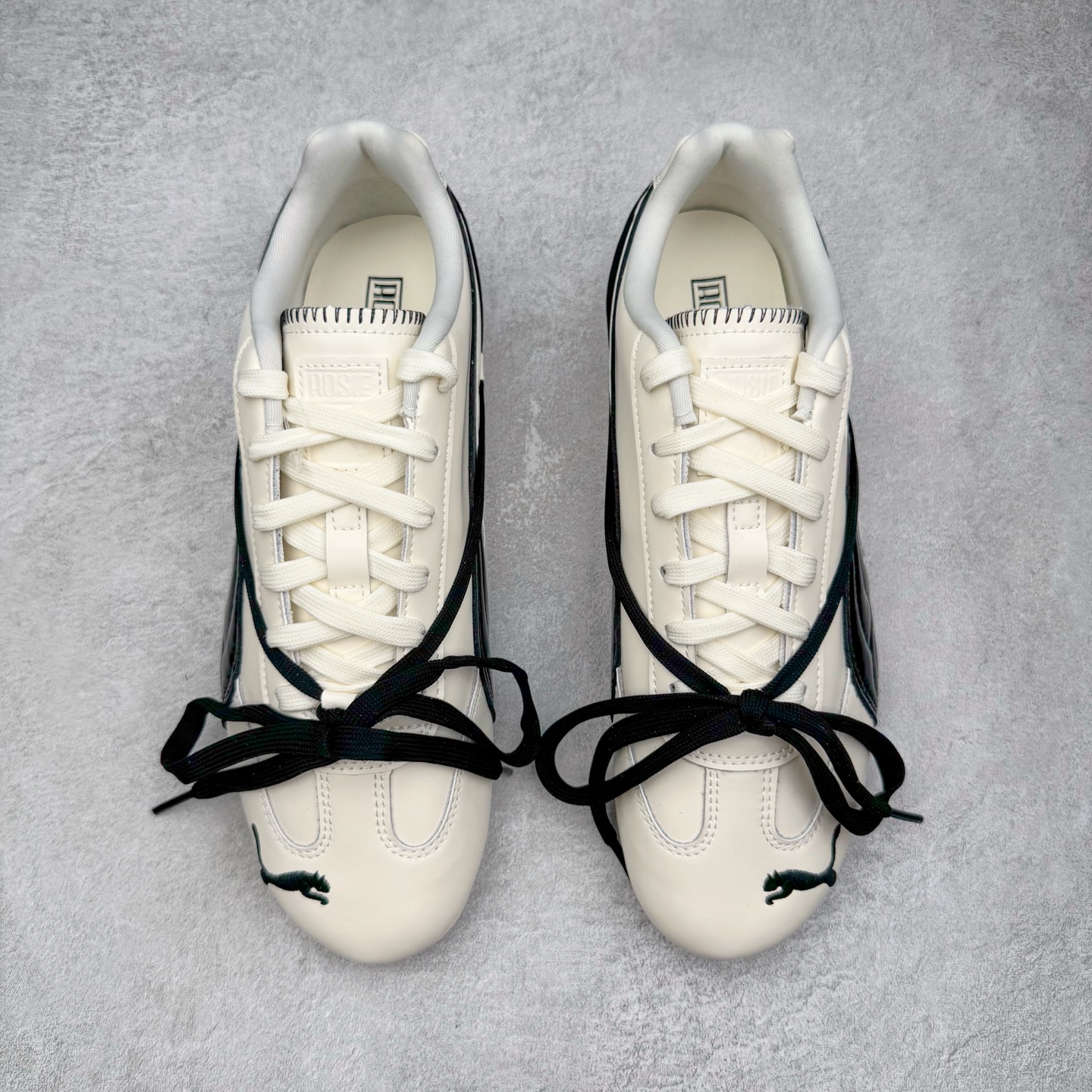 图片[2]-＃KZ纯原 Rose x PUMA Speedcat 彪马联名系列情侣薄底赛车德训双鞋带舒适百搭生活休闲鞋 口碑大厂出品 品控大底版型不断改良更新 全套原纸板楦头开发 确保原汁原味 完美呈现版型 一比一鞋头弧度高度鞋身弧度 独家私模原厂航空铝磨具打磨大底 鞋头坡度极致还原 无解鞋型 原盒原配 圈内天花板工艺 原厂玻璃冲刀 超高清洁度 全鞋零毛边皮料切割 原厂中底布 鞋款从80、90年代赛车手所穿的防火赛车鞋为原型，鞋身线条模仿了赛车的流线廓形，体现了空气动力学原理的结构。简约流畅的外观，恰好又和贯穿其中的Formstrip Logo融合恰到好处，视觉上细节丰富且协调。本次Speedcat OG鞋款归来，最大看点自然式保留了窄版鞋型以及薄底构造。这两年各品牌鞋底越做越厚，Speedcat反其道而行之，上脚几乎无鞋底的效果带来耳目一新的视觉体验。鞋面依旧是以质感细腻的麂皮材质打造，并且大面积近乎全包裹的使用，复古味道也愈发浓烈。配色上更是将最原始的黑色和红色带回，向F1赛车队的标志性队服致敬。相信让各位一眼种草的更多是出挑的大红色，上脚即可瞬间点亮整体造型，在以球鞋为核心的OOTD中脱颖而出。而另一款黑色则是低调的万金油，彰显新潮个性的同时又不喧宾夺主，也是热爱简约系穿搭朋友的首选。 尺码：35.5 36 37 37.5 38 38.5 39 40 40.5 41 42 42.5 43 44 44.5 45 46-选品中心