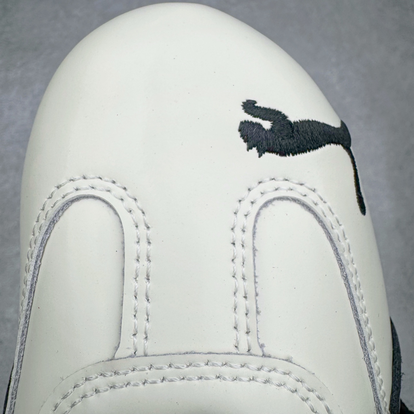 图片[15]-＃KZ纯原 Rose x PUMA Speedcat 彪马联名系列情侣薄底赛车德训双鞋带舒适百搭生活休闲鞋 口碑大厂出品 品控大底版型不断改良更新 全套原纸板楦头开发 确保原汁原味 完美呈现版型 一比一鞋头弧度高度鞋身弧度 独家私模原厂航空铝磨具打磨大底 鞋头坡度极致还原 无解鞋型 原盒原配 圈内天花板工艺 原厂玻璃冲刀 超高清洁度 全鞋零毛边皮料切割 原厂中底布 鞋款从80、90年代赛车手所穿的防火赛车鞋为原型，鞋身线条模仿了赛车的流线廓形，体现了空气动力学原理的结构。简约流畅的外观，恰好又和贯穿其中的Formstrip Logo融合恰到好处，视觉上细节丰富且协调。本次Speedcat OG鞋款归来，最大看点自然式保留了窄版鞋型以及薄底构造。这两年各品牌鞋底越做越厚，Speedcat反其道而行之，上脚几乎无鞋底的效果带来耳目一新的视觉体验。鞋面依旧是以质感细腻的麂皮材质打造，并且大面积近乎全包裹的使用，复古味道也愈发浓烈。配色上更是将最原始的黑色和红色带回，向F1赛车队的标志性队服致敬。相信让各位一眼种草的更多是出挑的大红色，上脚即可瞬间点亮整体造型，在以球鞋为核心的OOTD中脱颖而出。而另一款黑色则是低调的万金油，彰显新潮个性的同时又不喧宾夺主，也是热爱简约系穿搭朋友的首选。 尺码：35.5 36 37 37.5 38 38.5 39 40 40.5 41 42 42.5 43 44 44.5 45 46-选品中心