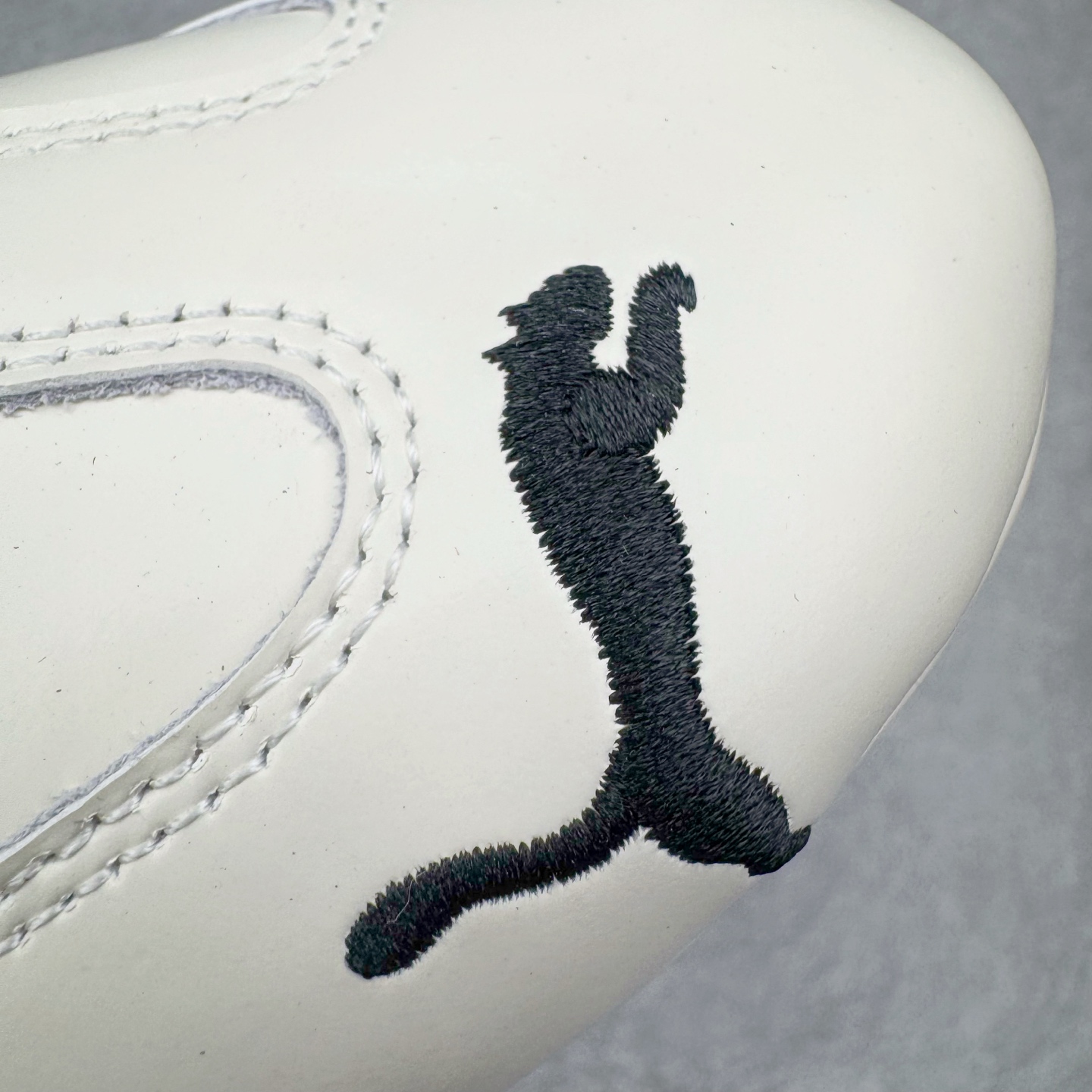 图片[14]-＃KZ纯原 Rose x PUMA Speedcat 彪马联名系列情侣薄底赛车德训双鞋带舒适百搭生活休闲鞋 口碑大厂出品 品控大底版型不断改良更新 全套原纸板楦头开发 确保原汁原味 完美呈现版型 一比一鞋头弧度高度鞋身弧度 独家私模原厂航空铝磨具打磨大底 鞋头坡度极致还原 无解鞋型 原盒原配 圈内天花板工艺 原厂玻璃冲刀 超高清洁度 全鞋零毛边皮料切割 原厂中底布 鞋款从80、90年代赛车手所穿的防火赛车鞋为原型，鞋身线条模仿了赛车的流线廓形，体现了空气动力学原理的结构。简约流畅的外观，恰好又和贯穿其中的Formstrip Logo融合恰到好处，视觉上细节丰富且协调。本次Speedcat OG鞋款归来，最大看点自然式保留了窄版鞋型以及薄底构造。这两年各品牌鞋底越做越厚，Speedcat反其道而行之，上脚几乎无鞋底的效果带来耳目一新的视觉体验。鞋面依旧是以质感细腻的麂皮材质打造，并且大面积近乎全包裹的使用，复古味道也愈发浓烈。配色上更是将最原始的黑色和红色带回，向F1赛车队的标志性队服致敬。相信让各位一眼种草的更多是出挑的大红色，上脚即可瞬间点亮整体造型，在以球鞋为核心的OOTD中脱颖而出。而另一款黑色则是低调的万金油，彰显新潮个性的同时又不喧宾夺主，也是热爱简约系穿搭朋友的首选。 尺码：35.5 36 37 37.5 38 38.5 39 40 40.5 41 42 42.5 43 44 44.5 45 46-选品中心