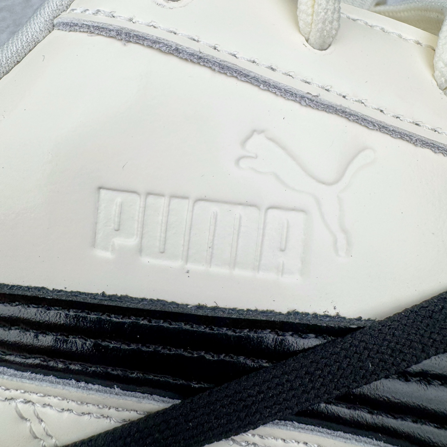 图片[18]-＃KZ纯原 Rose x PUMA Speedcat 彪马联名系列情侣薄底赛车德训双鞋带舒适百搭生活休闲鞋 口碑大厂出品 品控大底版型不断改良更新 全套原纸板楦头开发 确保原汁原味 完美呈现版型 一比一鞋头弧度高度鞋身弧度 独家私模原厂航空铝磨具打磨大底 鞋头坡度极致还原 无解鞋型 原盒原配 圈内天花板工艺 原厂玻璃冲刀 超高清洁度 全鞋零毛边皮料切割 原厂中底布 鞋款从80、90年代赛车手所穿的防火赛车鞋为原型，鞋身线条模仿了赛车的流线廓形，体现了空气动力学原理的结构。简约流畅的外观，恰好又和贯穿其中的Formstrip Logo融合恰到好处，视觉上细节丰富且协调。本次Speedcat OG鞋款归来，最大看点自然式保留了窄版鞋型以及薄底构造。这两年各品牌鞋底越做越厚，Speedcat反其道而行之，上脚几乎无鞋底的效果带来耳目一新的视觉体验。鞋面依旧是以质感细腻的麂皮材质打造，并且大面积近乎全包裹的使用，复古味道也愈发浓烈。配色上更是将最原始的黑色和红色带回，向F1赛车队的标志性队服致敬。相信让各位一眼种草的更多是出挑的大红色，上脚即可瞬间点亮整体造型，在以球鞋为核心的OOTD中脱颖而出。而另一款黑色则是低调的万金油，彰显新潮个性的同时又不喧宾夺主，也是热爱简约系穿搭朋友的首选。 尺码：35.5 36 37 37.5 38 38.5 39 40 40.5 41 42 42.5 43 44 44.5 45 46-选品中心