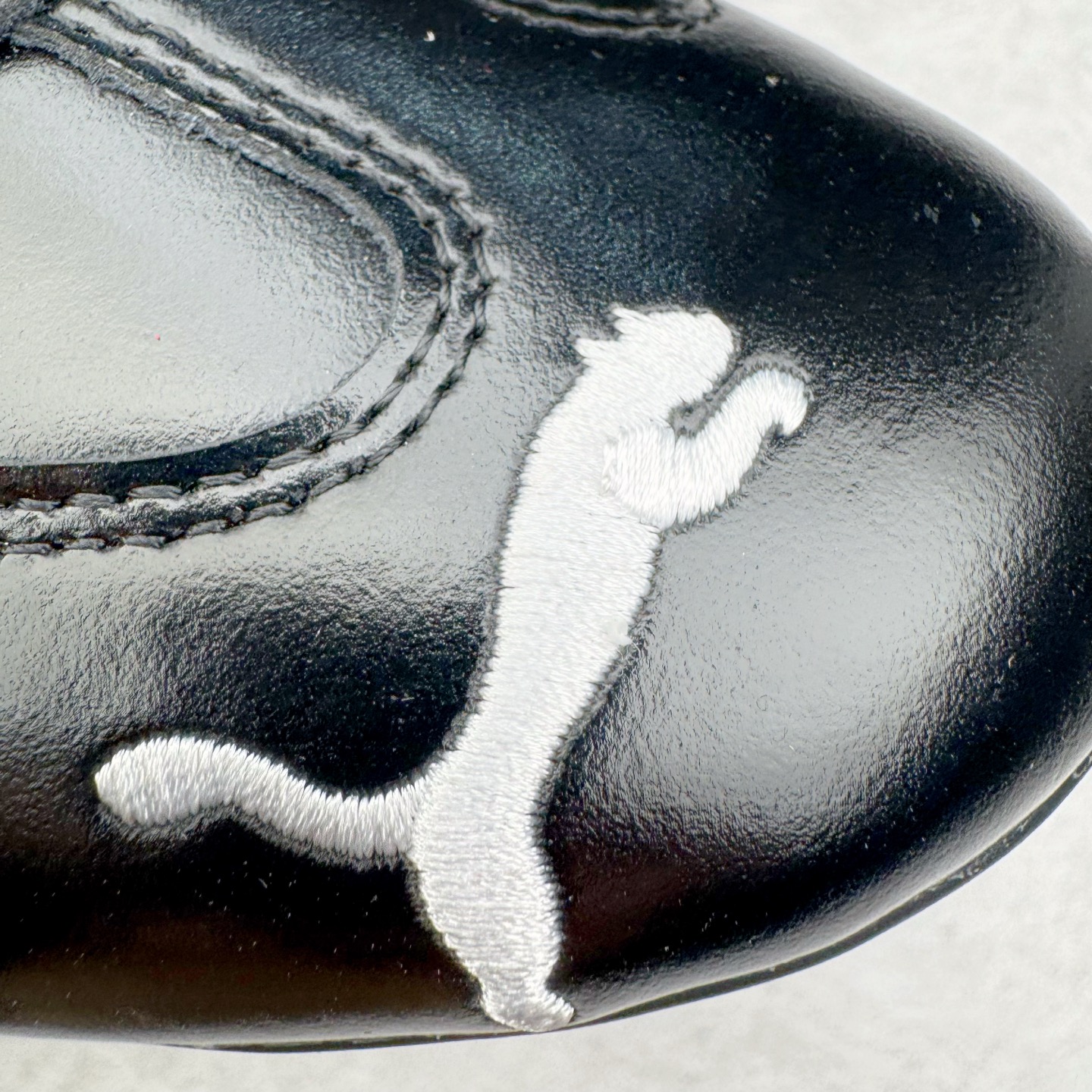 图片[14]-＃KZ纯原 Rose x PUMA Speedcat 彪马联名系列情侣薄底赛车德训双鞋带舒适百搭生活休闲鞋 口碑大厂出品 品控大底版型不断改良更新 全套原纸板楦头开发 确保原汁原味 完美呈现版型 一比一鞋头弧度高度鞋身弧度 独家私模原厂航空铝磨具打磨大底 鞋头坡度极致还原 无解鞋型 原盒原配 圈内天花板工艺 原厂玻璃冲刀 超高清洁度 全鞋零毛边皮料切割 原厂中底布 鞋款从80、90年代赛车手所穿的防火赛车鞋为原型，鞋身线条模仿了赛车的流线廓形，体现了空气动力学原理的结构。简约流畅的外观，恰好又和贯穿其中的Formstrip Logo融合恰到好处，视觉上细节丰富且协调。本次Speedcat OG鞋款归来，最大看点自然式保留了窄版鞋型以及薄底构造。这两年各品牌鞋底越做越厚，Speedcat反其道而行之，上脚几乎无鞋底的效果带来耳目一新的视觉体验。鞋面依旧是以质感细腻的麂皮材质打造，并且大面积近乎全包裹的使用，复古味道也愈发浓烈。配色上更是将最原始的黑色和红色带回，向F1赛车队的标志性队服致敬。相信让各位一眼种草的更多是出挑的大红色，上脚即可瞬间点亮整体造型，在以球鞋为核心的OOTD中脱颖而出。而另一款黑色则是低调的万金油，彰显新潮个性的同时又不喧宾夺主，也是热爱简约系穿搭朋友的首选。 尺码：35.5 36 37 37.5 38 38.5 39 40 40.5 41 42 42.5 43 44 44.5 45 46-选品中心