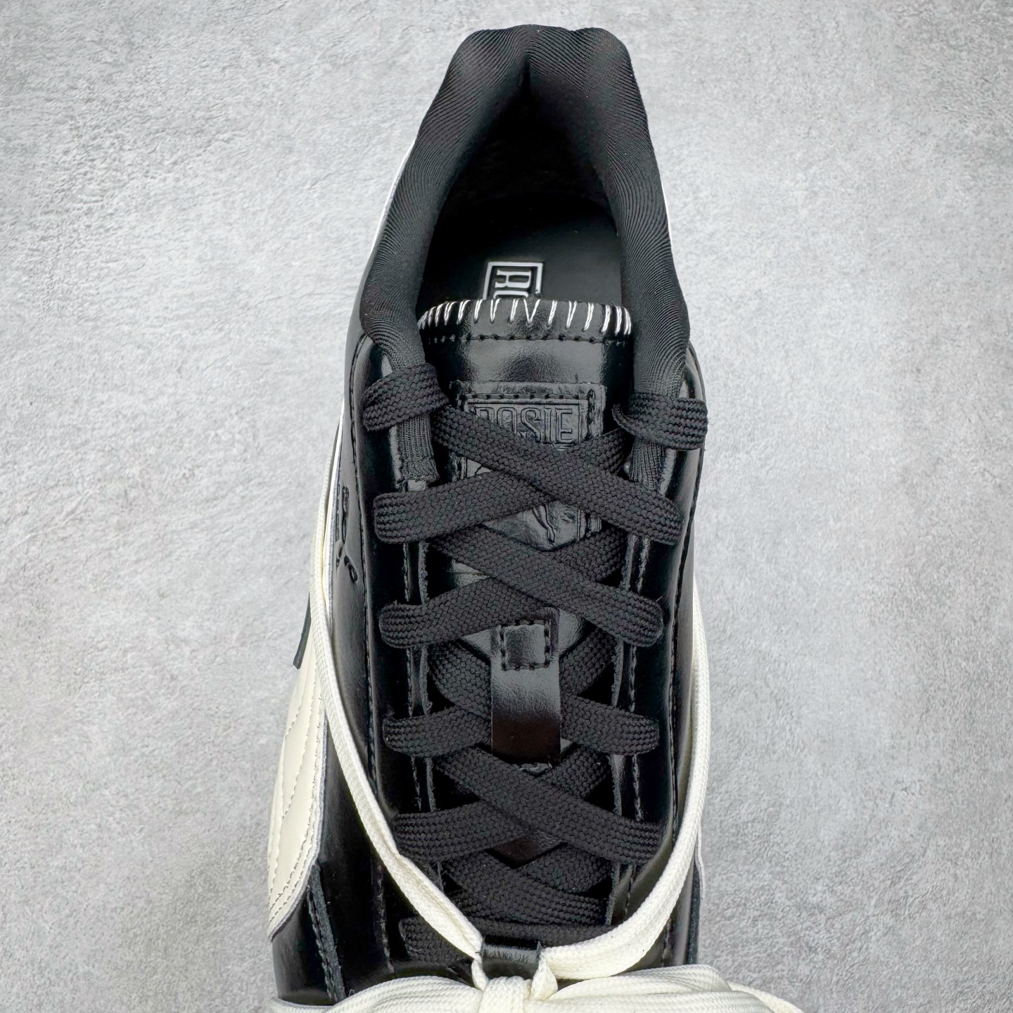 图片[5]-＃KZ纯原 Rose x PUMA Speedcat 彪马联名系列情侣薄底赛车德训双鞋带舒适百搭生活休闲鞋 口碑大厂出品 品控大底版型不断改良更新 全套原纸板楦头开发 确保原汁原味 完美呈现版型 一比一鞋头弧度高度鞋身弧度 独家私模原厂航空铝磨具打磨大底 鞋头坡度极致还原 无解鞋型 原盒原配 圈内天花板工艺 原厂玻璃冲刀 超高清洁度 全鞋零毛边皮料切割 原厂中底布 鞋款从80、90年代赛车手所穿的防火赛车鞋为原型，鞋身线条模仿了赛车的流线廓形，体现了空气动力学原理的结构。简约流畅的外观，恰好又和贯穿其中的Formstrip Logo融合恰到好处，视觉上细节丰富且协调。本次Speedcat OG鞋款归来，最大看点自然式保留了窄版鞋型以及薄底构造。这两年各品牌鞋底越做越厚，Speedcat反其道而行之，上脚几乎无鞋底的效果带来耳目一新的视觉体验。鞋面依旧是以质感细腻的麂皮材质打造，并且大面积近乎全包裹的使用，复古味道也愈发浓烈。配色上更是将最原始的黑色和红色带回，向F1赛车队的标志性队服致敬。相信让各位一眼种草的更多是出挑的大红色，上脚即可瞬间点亮整体造型，在以球鞋为核心的OOTD中脱颖而出。而另一款黑色则是低调的万金油，彰显新潮个性的同时又不喧宾夺主，也是热爱简约系穿搭朋友的首选。 尺码：35.5 36 37 37.5 38 38.5 39 40 40.5 41 42 42.5 43 44 44.5 45 46-选品中心