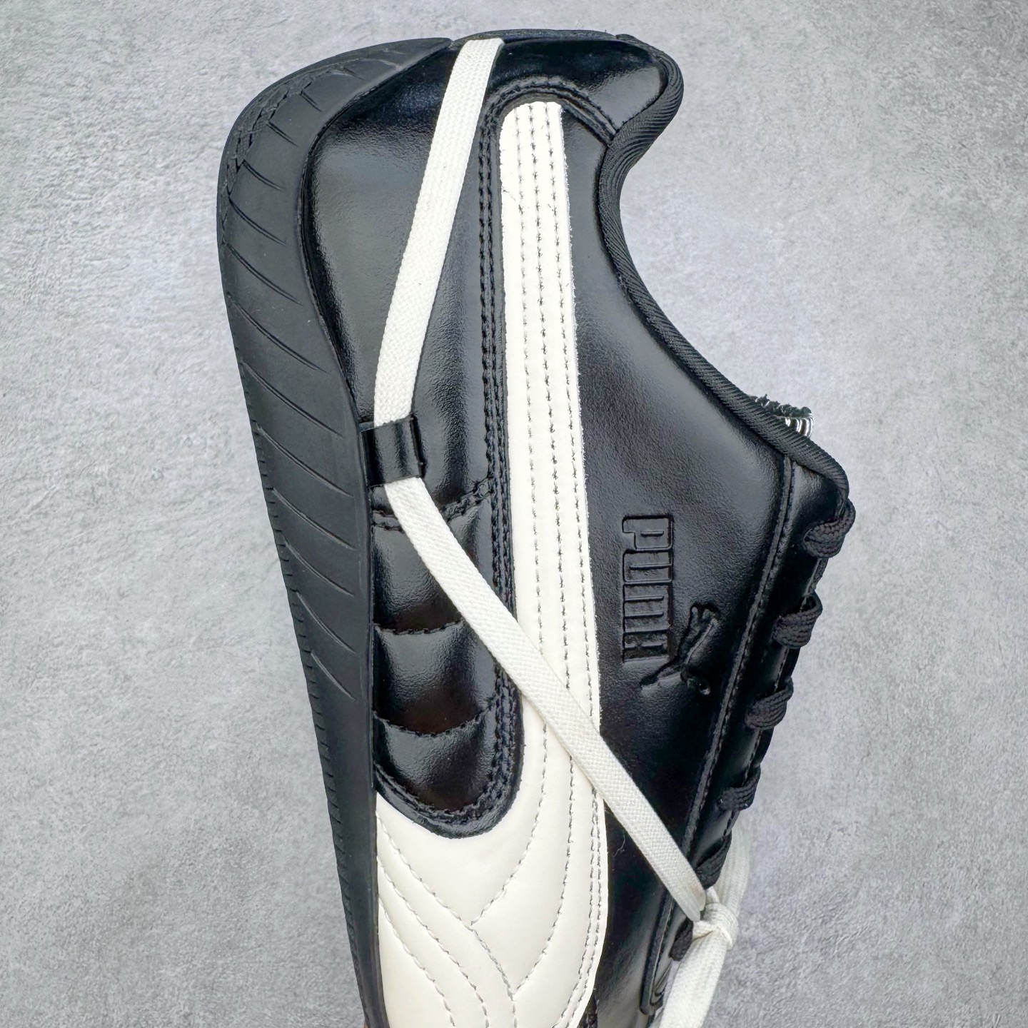 图片[6]-＃KZ纯原 Rose x PUMA Speedcat 彪马联名系列情侣薄底赛车德训双鞋带舒适百搭生活休闲鞋 口碑大厂出品 品控大底版型不断改良更新 全套原纸板楦头开发 确保原汁原味 完美呈现版型 一比一鞋头弧度高度鞋身弧度 独家私模原厂航空铝磨具打磨大底 鞋头坡度极致还原 无解鞋型 原盒原配 圈内天花板工艺 原厂玻璃冲刀 超高清洁度 全鞋零毛边皮料切割 原厂中底布 鞋款从80、90年代赛车手所穿的防火赛车鞋为原型，鞋身线条模仿了赛车的流线廓形，体现了空气动力学原理的结构。简约流畅的外观，恰好又和贯穿其中的Formstrip Logo融合恰到好处，视觉上细节丰富且协调。本次Speedcat OG鞋款归来，最大看点自然式保留了窄版鞋型以及薄底构造。这两年各品牌鞋底越做越厚，Speedcat反其道而行之，上脚几乎无鞋底的效果带来耳目一新的视觉体验。鞋面依旧是以质感细腻的麂皮材质打造，并且大面积近乎全包裹的使用，复古味道也愈发浓烈。配色上更是将最原始的黑色和红色带回，向F1赛车队的标志性队服致敬。相信让各位一眼种草的更多是出挑的大红色，上脚即可瞬间点亮整体造型，在以球鞋为核心的OOTD中脱颖而出。而另一款黑色则是低调的万金油，彰显新潮个性的同时又不喧宾夺主，也是热爱简约系穿搭朋友的首选。 尺码：35.5 36 37 37.5 38 38.5 39 40 40.5 41 42 42.5 43 44 44.5 45 46-选品中心