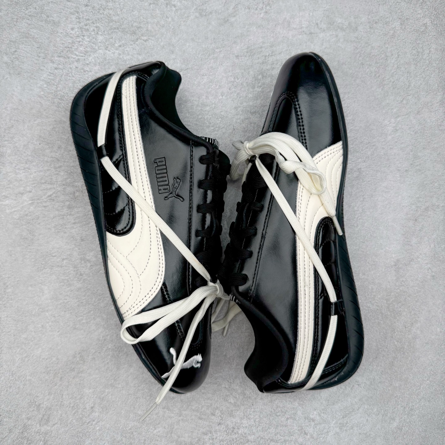 图片[3]-＃KZ纯原 Rose x PUMA Speedcat 彪马联名系列情侣薄底赛车德训双鞋带舒适百搭生活休闲鞋 口碑大厂出品 品控大底版型不断改良更新 全套原纸板楦头开发 确保原汁原味 完美呈现版型 一比一鞋头弧度高度鞋身弧度 独家私模原厂航空铝磨具打磨大底 鞋头坡度极致还原 无解鞋型 原盒原配 圈内天花板工艺 原厂玻璃冲刀 超高清洁度 全鞋零毛边皮料切割 原厂中底布 鞋款从80、90年代赛车手所穿的防火赛车鞋为原型，鞋身线条模仿了赛车的流线廓形，体现了空气动力学原理的结构。简约流畅的外观，恰好又和贯穿其中的Formstrip Logo融合恰到好处，视觉上细节丰富且协调。本次Speedcat OG鞋款归来，最大看点自然式保留了窄版鞋型以及薄底构造。这两年各品牌鞋底越做越厚，Speedcat反其道而行之，上脚几乎无鞋底的效果带来耳目一新的视觉体验。鞋面依旧是以质感细腻的麂皮材质打造，并且大面积近乎全包裹的使用，复古味道也愈发浓烈。配色上更是将最原始的黑色和红色带回，向F1赛车队的标志性队服致敬。相信让各位一眼种草的更多是出挑的大红色，上脚即可瞬间点亮整体造型，在以球鞋为核心的OOTD中脱颖而出。而另一款黑色则是低调的万金油，彰显新潮个性的同时又不喧宾夺主，也是热爱简约系穿搭朋友的首选。 尺码：35.5 36 37 37.5 38 38.5 39 40 40.5 41 42 42.5 43 44 44.5 45 46-选品中心