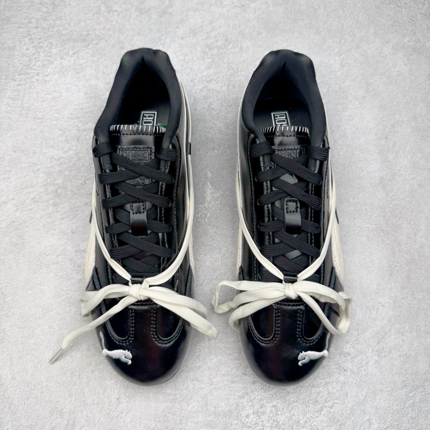 图片[2]-＃KZ纯原 Rose x PUMA Speedcat 彪马联名系列情侣薄底赛车德训双鞋带舒适百搭生活休闲鞋 口碑大厂出品 品控大底版型不断改良更新 全套原纸板楦头开发 确保原汁原味 完美呈现版型 一比一鞋头弧度高度鞋身弧度 独家私模原厂航空铝磨具打磨大底 鞋头坡度极致还原 无解鞋型 原盒原配 圈内天花板工艺 原厂玻璃冲刀 超高清洁度 全鞋零毛边皮料切割 原厂中底布 鞋款从80、90年代赛车手所穿的防火赛车鞋为原型，鞋身线条模仿了赛车的流线廓形，体现了空气动力学原理的结构。简约流畅的外观，恰好又和贯穿其中的Formstrip Logo融合恰到好处，视觉上细节丰富且协调。本次Speedcat OG鞋款归来，最大看点自然式保留了窄版鞋型以及薄底构造。这两年各品牌鞋底越做越厚，Speedcat反其道而行之，上脚几乎无鞋底的效果带来耳目一新的视觉体验。鞋面依旧是以质感细腻的麂皮材质打造，并且大面积近乎全包裹的使用，复古味道也愈发浓烈。配色上更是将最原始的黑色和红色带回，向F1赛车队的标志性队服致敬。相信让各位一眼种草的更多是出挑的大红色，上脚即可瞬间点亮整体造型，在以球鞋为核心的OOTD中脱颖而出。而另一款黑色则是低调的万金油，彰显新潮个性的同时又不喧宾夺主，也是热爱简约系穿搭朋友的首选。 尺码：35.5 36 37 37.5 38 38.5 39 40 40.5 41 42 42.5 43 44 44.5 45 46-选品中心