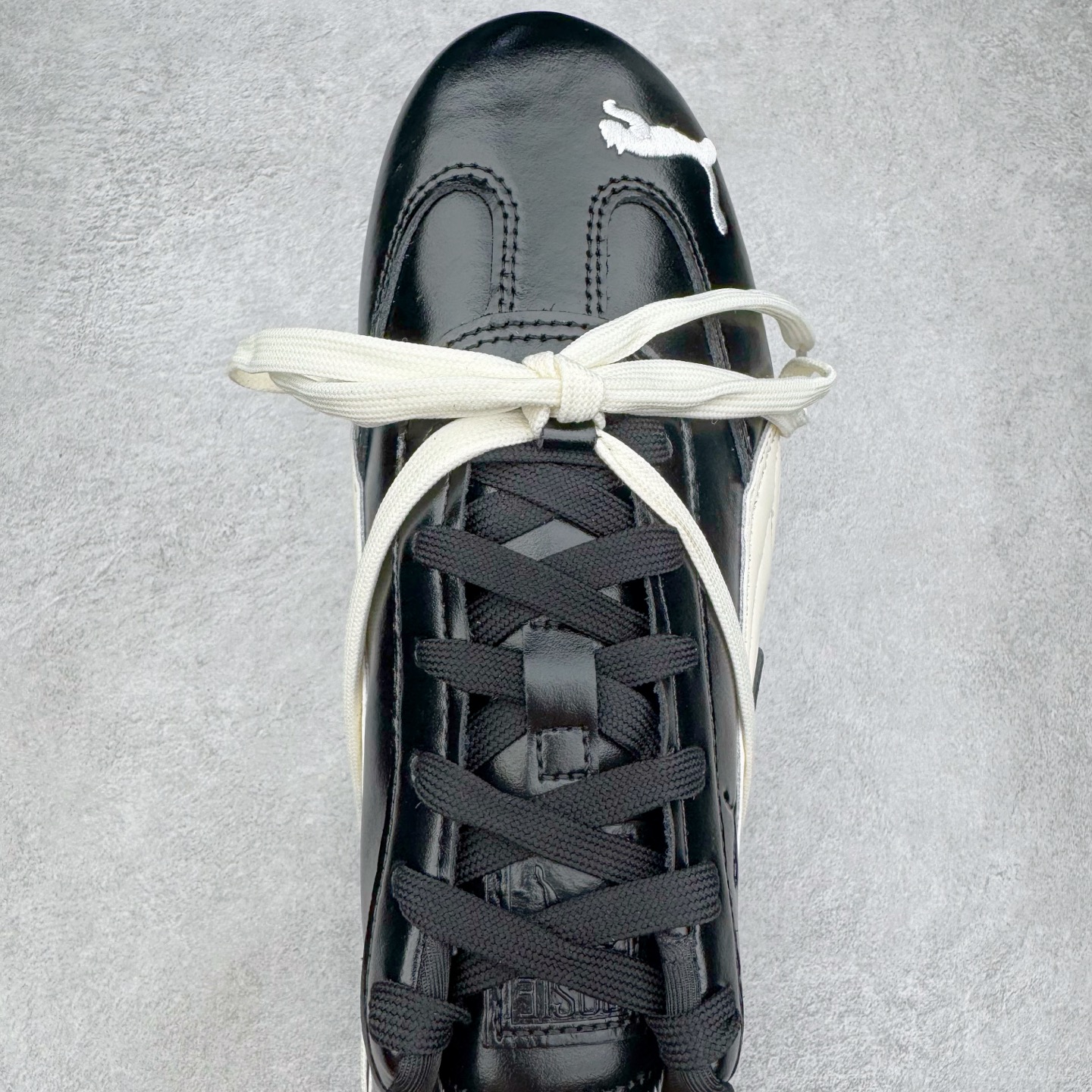 图片[4]-＃KZ纯原 Rose x PUMA Speedcat 彪马联名系列情侣薄底赛车德训双鞋带舒适百搭生活休闲鞋 口碑大厂出品 品控大底版型不断改良更新 全套原纸板楦头开发 确保原汁原味 完美呈现版型 一比一鞋头弧度高度鞋身弧度 独家私模原厂航空铝磨具打磨大底 鞋头坡度极致还原 无解鞋型 原盒原配 圈内天花板工艺 原厂玻璃冲刀 超高清洁度 全鞋零毛边皮料切割 原厂中底布 鞋款从80、90年代赛车手所穿的防火赛车鞋为原型，鞋身线条模仿了赛车的流线廓形，体现了空气动力学原理的结构。简约流畅的外观，恰好又和贯穿其中的Formstrip Logo融合恰到好处，视觉上细节丰富且协调。本次Speedcat OG鞋款归来，最大看点自然式保留了窄版鞋型以及薄底构造。这两年各品牌鞋底越做越厚，Speedcat反其道而行之，上脚几乎无鞋底的效果带来耳目一新的视觉体验。鞋面依旧是以质感细腻的麂皮材质打造，并且大面积近乎全包裹的使用，复古味道也愈发浓烈。配色上更是将最原始的黑色和红色带回，向F1赛车队的标志性队服致敬。相信让各位一眼种草的更多是出挑的大红色，上脚即可瞬间点亮整体造型，在以球鞋为核心的OOTD中脱颖而出。而另一款黑色则是低调的万金油，彰显新潮个性的同时又不喧宾夺主，也是热爱简约系穿搭朋友的首选。 尺码：35.5 36 37 37.5 38 38.5 39 40 40.5 41 42 42.5 43 44 44.5 45 46-选品中心