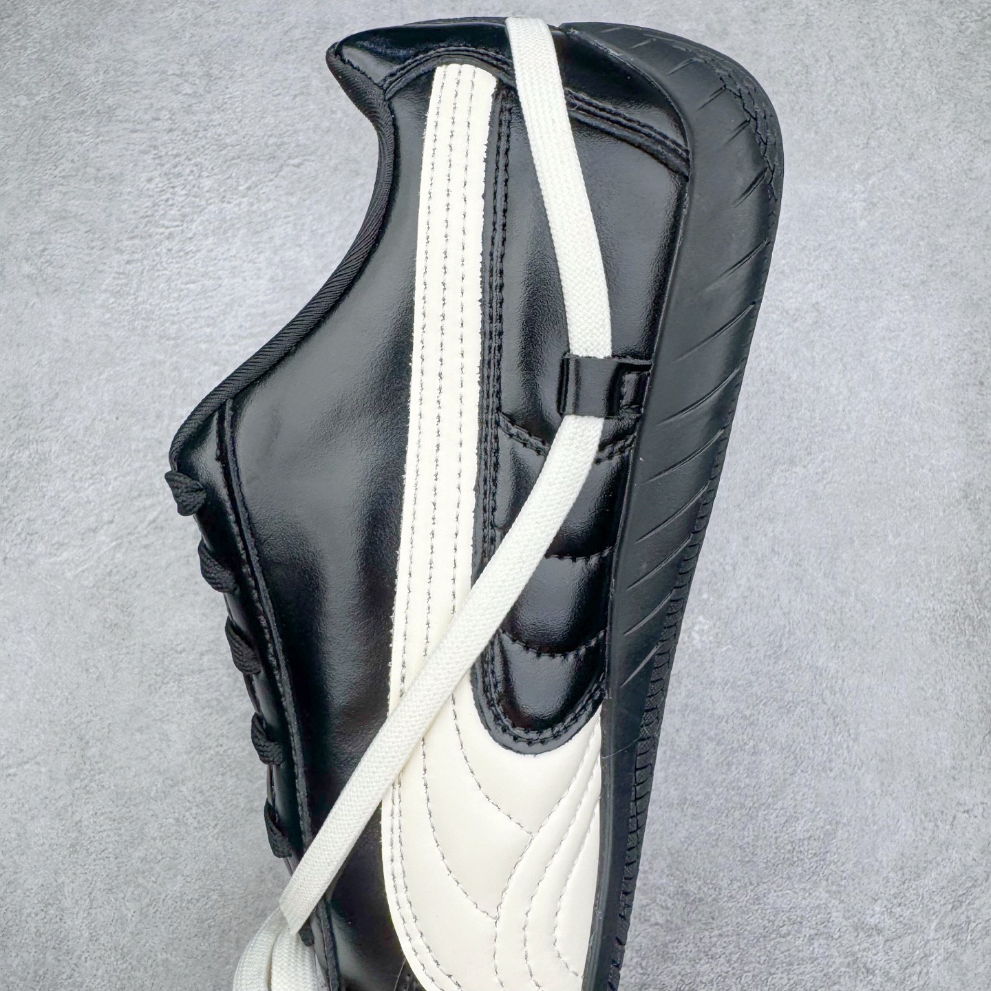 图片[7]-＃KZ纯原 Rose x PUMA Speedcat 彪马联名系列情侣薄底赛车德训双鞋带舒适百搭生活休闲鞋 口碑大厂出品 品控大底版型不断改良更新 全套原纸板楦头开发 确保原汁原味 完美呈现版型 一比一鞋头弧度高度鞋身弧度 独家私模原厂航空铝磨具打磨大底 鞋头坡度极致还原 无解鞋型 原盒原配 圈内天花板工艺 原厂玻璃冲刀 超高清洁度 全鞋零毛边皮料切割 原厂中底布 鞋款从80、90年代赛车手所穿的防火赛车鞋为原型，鞋身线条模仿了赛车的流线廓形，体现了空气动力学原理的结构。简约流畅的外观，恰好又和贯穿其中的Formstrip Logo融合恰到好处，视觉上细节丰富且协调。本次Speedcat OG鞋款归来，最大看点自然式保留了窄版鞋型以及薄底构造。这两年各品牌鞋底越做越厚，Speedcat反其道而行之，上脚几乎无鞋底的效果带来耳目一新的视觉体验。鞋面依旧是以质感细腻的麂皮材质打造，并且大面积近乎全包裹的使用，复古味道也愈发浓烈。配色上更是将最原始的黑色和红色带回，向F1赛车队的标志性队服致敬。相信让各位一眼种草的更多是出挑的大红色，上脚即可瞬间点亮整体造型，在以球鞋为核心的OOTD中脱颖而出。而另一款黑色则是低调的万金油，彰显新潮个性的同时又不喧宾夺主，也是热爱简约系穿搭朋友的首选。 尺码：35.5 36 37 37.5 38 38.5 39 40 40.5 41 42 42.5 43 44 44.5 45 46-选品中心