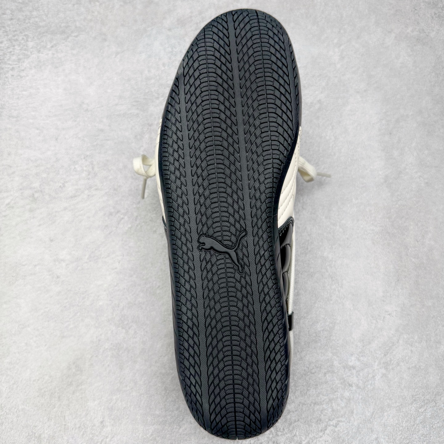 图片[9]-＃KZ纯原 Rose x PUMA Speedcat 彪马联名系列情侣薄底赛车德训双鞋带舒适百搭生活休闲鞋 口碑大厂出品 品控大底版型不断改良更新 全套原纸板楦头开发 确保原汁原味 完美呈现版型 一比一鞋头弧度高度鞋身弧度 独家私模原厂航空铝磨具打磨大底 鞋头坡度极致还原 无解鞋型 原盒原配 圈内天花板工艺 原厂玻璃冲刀 超高清洁度 全鞋零毛边皮料切割 原厂中底布 鞋款从80、90年代赛车手所穿的防火赛车鞋为原型，鞋身线条模仿了赛车的流线廓形，体现了空气动力学原理的结构。简约流畅的外观，恰好又和贯穿其中的Formstrip Logo融合恰到好处，视觉上细节丰富且协调。本次Speedcat OG鞋款归来，最大看点自然式保留了窄版鞋型以及薄底构造。这两年各品牌鞋底越做越厚，Speedcat反其道而行之，上脚几乎无鞋底的效果带来耳目一新的视觉体验。鞋面依旧是以质感细腻的麂皮材质打造，并且大面积近乎全包裹的使用，复古味道也愈发浓烈。配色上更是将最原始的黑色和红色带回，向F1赛车队的标志性队服致敬。相信让各位一眼种草的更多是出挑的大红色，上脚即可瞬间点亮整体造型，在以球鞋为核心的OOTD中脱颖而出。而另一款黑色则是低调的万金油，彰显新潮个性的同时又不喧宾夺主，也是热爱简约系穿搭朋友的首选。 尺码：35.5 36 37 37.5 38 38.5 39 40 40.5 41 42 42.5 43 44 44.5 45 46-选品中心