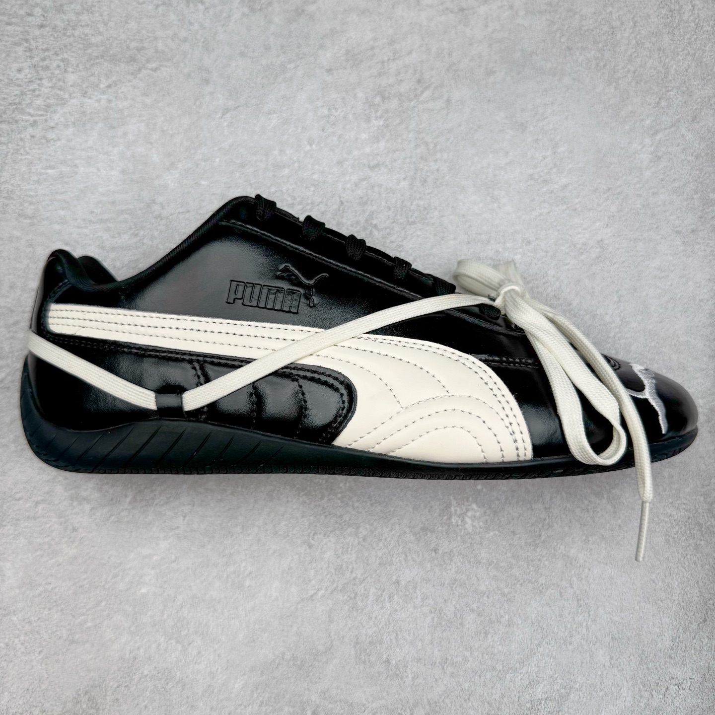 ＃KZ纯原 Rose x PUMA Speedcat 彪马联名系列情侣薄底赛车德训双鞋带舒适百搭生活休闲鞋 口碑大厂出品 品控大底版型不断改良更新 全套原纸板楦头开发 确保原汁原味 完美呈现版型 一比一鞋头弧度高度鞋身弧度 独家私模原厂航空铝磨具打磨大底 鞋头坡度极致还原 无解鞋型 原盒原配 圈内天花板工艺 原厂玻璃冲刀 超高清洁度 全鞋零毛边皮料切割 原厂中底布 鞋款从80、90年代赛车手所穿的防火赛车鞋为原型，鞋身线条模仿了赛车的流线廓形，体现了空气动力学原理的结构。简约流畅的外观，恰好又和贯穿其中的Formstrip Logo融合恰到好处，视觉上细节丰富且协调。本次Speedcat OG鞋款归来，最大看点自然式保留了窄版鞋型以及薄底构造。这两年各品牌鞋底越做越厚，Speedcat反其道而行之，上脚几乎无鞋底的效果带来耳目一新的视觉体验。鞋面依旧是以质感细腻的麂皮材质打造，并且大面积近乎全包裹的使用，复古味道也愈发浓烈。配色上更是将最原始的黑色和红色带回，向F1赛车队的标志性队服致敬。相信让各位一眼种草的更多是出挑的大红色，上脚即可瞬间点亮整体造型，在以球鞋为核心的OOTD中脱颖而出。而另一款黑色则是低调的万金油，彰显新潮个性的同时又不喧宾夺主，也是热爱简约系穿搭朋友的首选。 尺码：35.5 36 37 37.5 38 38.5 39 40 40.5 41 42 42.5 43 44 44.5 45 46-选品中心