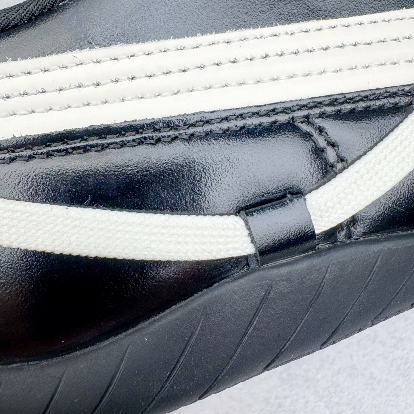 图片[17]-＃KZ纯原 Rose x PUMA Speedcat 彪马联名系列情侣薄底赛车德训双鞋带舒适百搭生活休闲鞋 口碑大厂出品 品控大底版型不断改良更新 全套原纸板楦头开发 确保原汁原味 完美呈现版型 一比一鞋头弧度高度鞋身弧度 独家私模原厂航空铝磨具打磨大底 鞋头坡度极致还原 无解鞋型 原盒原配 圈内天花板工艺 原厂玻璃冲刀 超高清洁度 全鞋零毛边皮料切割 原厂中底布 鞋款从80、90年代赛车手所穿的防火赛车鞋为原型，鞋身线条模仿了赛车的流线廓形，体现了空气动力学原理的结构。简约流畅的外观，恰好又和贯穿其中的Formstrip Logo融合恰到好处，视觉上细节丰富且协调。本次Speedcat OG鞋款归来，最大看点自然式保留了窄版鞋型以及薄底构造。这两年各品牌鞋底越做越厚，Speedcat反其道而行之，上脚几乎无鞋底的效果带来耳目一新的视觉体验。鞋面依旧是以质感细腻的麂皮材质打造，并且大面积近乎全包裹的使用，复古味道也愈发浓烈。配色上更是将最原始的黑色和红色带回，向F1赛车队的标志性队服致敬。相信让各位一眼种草的更多是出挑的大红色，上脚即可瞬间点亮整体造型，在以球鞋为核心的OOTD中脱颖而出。而另一款黑色则是低调的万金油，彰显新潮个性的同时又不喧宾夺主，也是热爱简约系穿搭朋友的首选。 尺码：35.5 36 37 37.5 38 38.5 39 40 40.5 41 42 42.5 43 44 44.5 45 46-选品中心