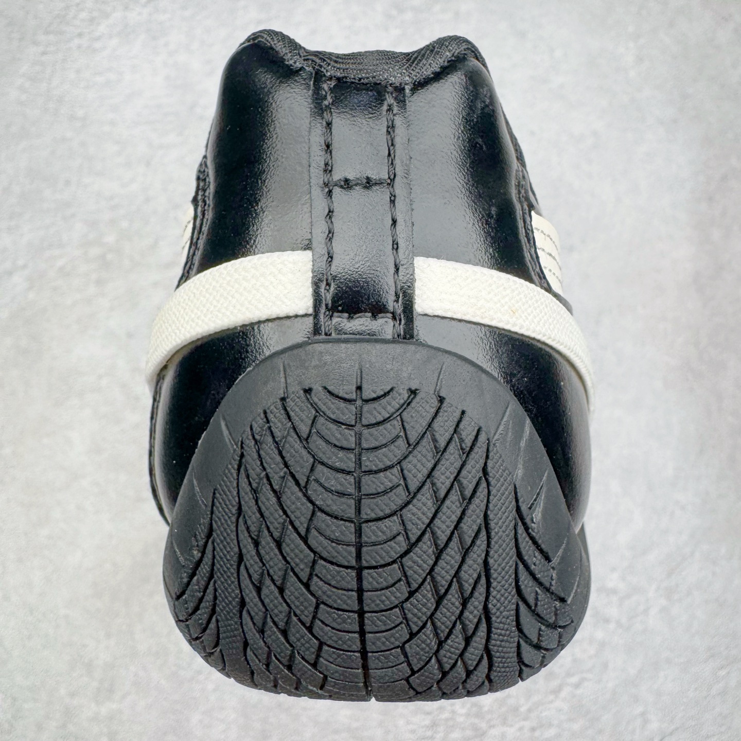 图片[8]-＃KZ纯原 Rose x PUMA Speedcat 彪马联名系列情侣薄底赛车德训双鞋带舒适百搭生活休闲鞋 口碑大厂出品 品控大底版型不断改良更新 全套原纸板楦头开发 确保原汁原味 完美呈现版型 一比一鞋头弧度高度鞋身弧度 独家私模原厂航空铝磨具打磨大底 鞋头坡度极致还原 无解鞋型 原盒原配 圈内天花板工艺 原厂玻璃冲刀 超高清洁度 全鞋零毛边皮料切割 原厂中底布 鞋款从80、90年代赛车手所穿的防火赛车鞋为原型，鞋身线条模仿了赛车的流线廓形，体现了空气动力学原理的结构。简约流畅的外观，恰好又和贯穿其中的Formstrip Logo融合恰到好处，视觉上细节丰富且协调。本次Speedcat OG鞋款归来，最大看点自然式保留了窄版鞋型以及薄底构造。这两年各品牌鞋底越做越厚，Speedcat反其道而行之，上脚几乎无鞋底的效果带来耳目一新的视觉体验。鞋面依旧是以质感细腻的麂皮材质打造，并且大面积近乎全包裹的使用，复古味道也愈发浓烈。配色上更是将最原始的黑色和红色带回，向F1赛车队的标志性队服致敬。相信让各位一眼种草的更多是出挑的大红色，上脚即可瞬间点亮整体造型，在以球鞋为核心的OOTD中脱颖而出。而另一款黑色则是低调的万金油，彰显新潮个性的同时又不喧宾夺主，也是热爱简约系穿搭朋友的首选。 尺码：35.5 36 37 37.5 38 38.5 39 40 40.5 41 42 42.5 43 44 44.5 45 46-选品中心