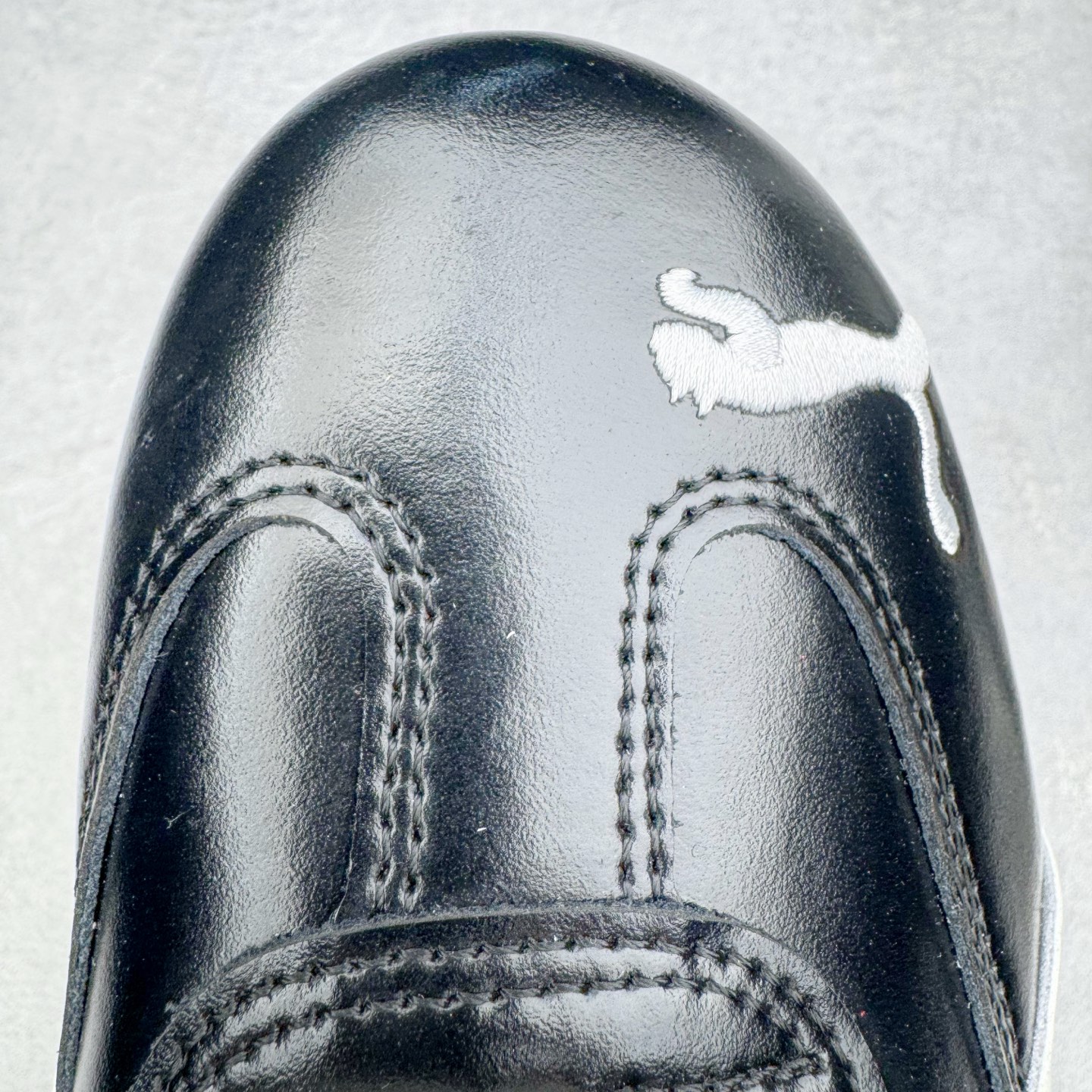 图片[15]-＃KZ纯原 Rose x PUMA Speedcat 彪马联名系列情侣薄底赛车德训双鞋带舒适百搭生活休闲鞋 口碑大厂出品 品控大底版型不断改良更新 全套原纸板楦头开发 确保原汁原味 完美呈现版型 一比一鞋头弧度高度鞋身弧度 独家私模原厂航空铝磨具打磨大底 鞋头坡度极致还原 无解鞋型 原盒原配 圈内天花板工艺 原厂玻璃冲刀 超高清洁度 全鞋零毛边皮料切割 原厂中底布 鞋款从80、90年代赛车手所穿的防火赛车鞋为原型，鞋身线条模仿了赛车的流线廓形，体现了空气动力学原理的结构。简约流畅的外观，恰好又和贯穿其中的Formstrip Logo融合恰到好处，视觉上细节丰富且协调。本次Speedcat OG鞋款归来，最大看点自然式保留了窄版鞋型以及薄底构造。这两年各品牌鞋底越做越厚，Speedcat反其道而行之，上脚几乎无鞋底的效果带来耳目一新的视觉体验。鞋面依旧是以质感细腻的麂皮材质打造，并且大面积近乎全包裹的使用，复古味道也愈发浓烈。配色上更是将最原始的黑色和红色带回，向F1赛车队的标志性队服致敬。相信让各位一眼种草的更多是出挑的大红色，上脚即可瞬间点亮整体造型，在以球鞋为核心的OOTD中脱颖而出。而另一款黑色则是低调的万金油，彰显新潮个性的同时又不喧宾夺主，也是热爱简约系穿搭朋友的首选。 尺码：35.5 36 37 37.5 38 38.5 39 40 40.5 41 42 42.5 43 44 44.5 45 46-选品中心