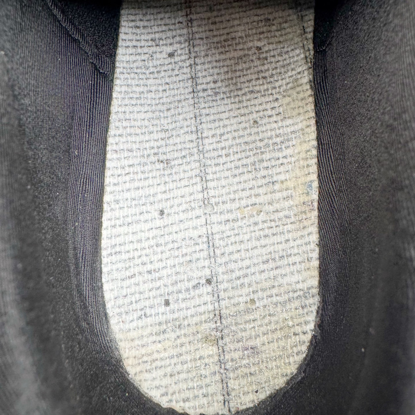 图片[11]-＃KZ纯原 Rose x PUMA Speedcat 彪马联名系列情侣薄底赛车德训双鞋带舒适百搭生活休闲鞋 口碑大厂出品 品控大底版型不断改良更新 全套原纸板楦头开发 确保原汁原味 完美呈现版型 一比一鞋头弧度高度鞋身弧度 独家私模原厂航空铝磨具打磨大底 鞋头坡度极致还原 无解鞋型 原盒原配 圈内天花板工艺 原厂玻璃冲刀 超高清洁度 全鞋零毛边皮料切割 原厂中底布 鞋款从80、90年代赛车手所穿的防火赛车鞋为原型，鞋身线条模仿了赛车的流线廓形，体现了空气动力学原理的结构。简约流畅的外观，恰好又和贯穿其中的Formstrip Logo融合恰到好处，视觉上细节丰富且协调。本次Speedcat OG鞋款归来，最大看点自然式保留了窄版鞋型以及薄底构造。这两年各品牌鞋底越做越厚，Speedcat反其道而行之，上脚几乎无鞋底的效果带来耳目一新的视觉体验。鞋面依旧是以质感细腻的麂皮材质打造，并且大面积近乎全包裹的使用，复古味道也愈发浓烈。配色上更是将最原始的黑色和红色带回，向F1赛车队的标志性队服致敬。相信让各位一眼种草的更多是出挑的大红色，上脚即可瞬间点亮整体造型，在以球鞋为核心的OOTD中脱颖而出。而另一款黑色则是低调的万金油，彰显新潮个性的同时又不喧宾夺主，也是热爱简约系穿搭朋友的首选。 尺码：35.5 36 37 37.5 38 38.5 39 40 40.5 41 42 42.5 43 44 44.5 45 46-选品中心