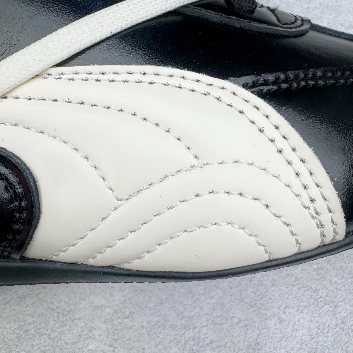 图片[19]-＃KZ纯原 Rose x PUMA Speedcat 彪马联名系列情侣薄底赛车德训双鞋带舒适百搭生活休闲鞋 口碑大厂出品 品控大底版型不断改良更新 全套原纸板楦头开发 确保原汁原味 完美呈现版型 一比一鞋头弧度高度鞋身弧度 独家私模原厂航空铝磨具打磨大底 鞋头坡度极致还原 无解鞋型 原盒原配 圈内天花板工艺 原厂玻璃冲刀 超高清洁度 全鞋零毛边皮料切割 原厂中底布 鞋款从80、90年代赛车手所穿的防火赛车鞋为原型，鞋身线条模仿了赛车的流线廓形，体现了空气动力学原理的结构。简约流畅的外观，恰好又和贯穿其中的Formstrip Logo融合恰到好处，视觉上细节丰富且协调。本次Speedcat OG鞋款归来，最大看点自然式保留了窄版鞋型以及薄底构造。这两年各品牌鞋底越做越厚，Speedcat反其道而行之，上脚几乎无鞋底的效果带来耳目一新的视觉体验。鞋面依旧是以质感细腻的麂皮材质打造，并且大面积近乎全包裹的使用，复古味道也愈发浓烈。配色上更是将最原始的黑色和红色带回，向F1赛车队的标志性队服致敬。相信让各位一眼种草的更多是出挑的大红色，上脚即可瞬间点亮整体造型，在以球鞋为核心的OOTD中脱颖而出。而另一款黑色则是低调的万金油，彰显新潮个性的同时又不喧宾夺主，也是热爱简约系穿搭朋友的首选。 尺码：35.5 36 37 37.5 38 38.5 39 40 40.5 41 42 42.5 43 44 44.5 45 46-选品中心