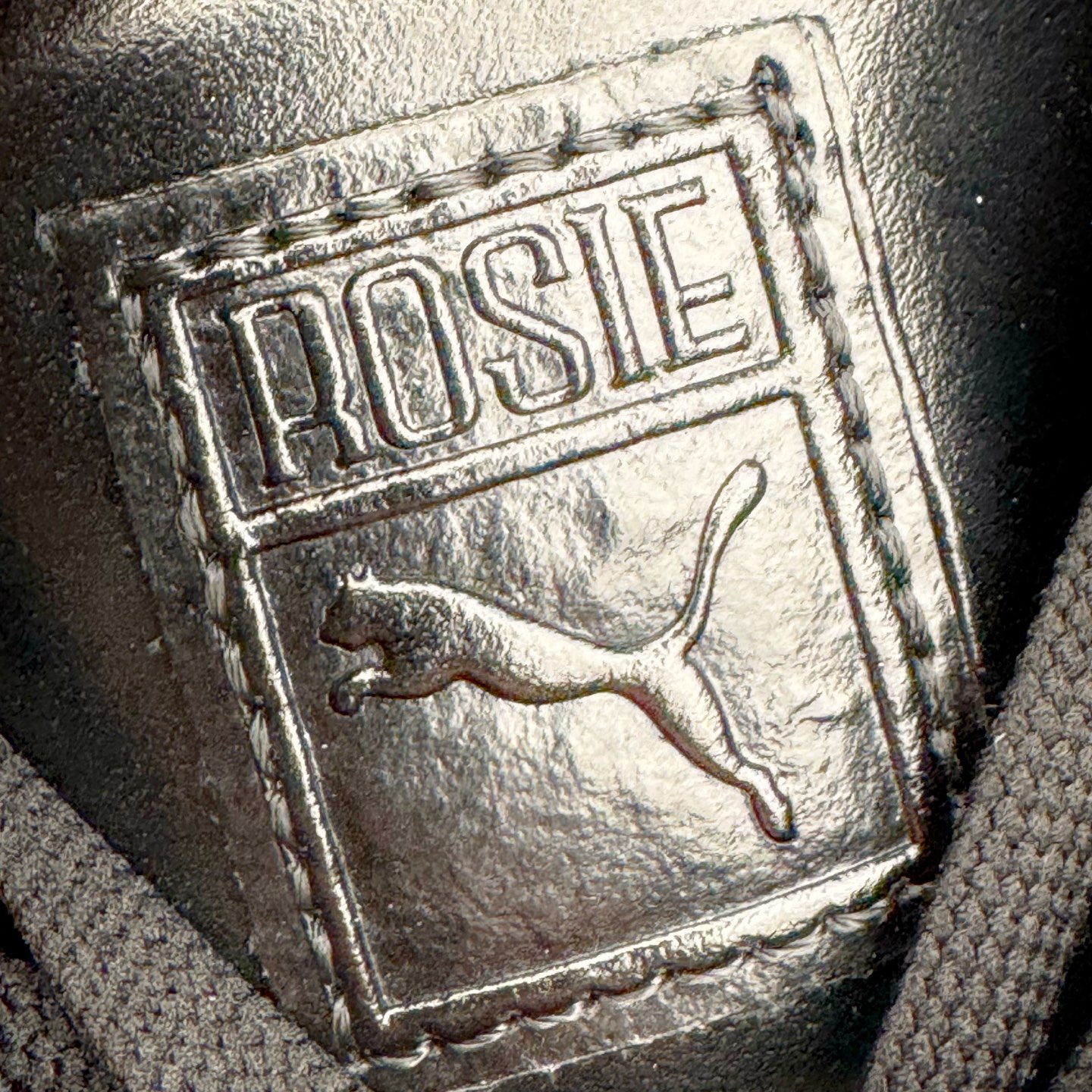 图片[20]-＃KZ纯原 Rose x PUMA Speedcat 彪马联名系列情侣薄底赛车德训双鞋带舒适百搭生活休闲鞋 口碑大厂出品 品控大底版型不断改良更新 全套原纸板楦头开发 确保原汁原味 完美呈现版型 一比一鞋头弧度高度鞋身弧度 独家私模原厂航空铝磨具打磨大底 鞋头坡度极致还原 无解鞋型 原盒原配 圈内天花板工艺 原厂玻璃冲刀 超高清洁度 全鞋零毛边皮料切割 原厂中底布 鞋款从80、90年代赛车手所穿的防火赛车鞋为原型，鞋身线条模仿了赛车的流线廓形，体现了空气动力学原理的结构。简约流畅的外观，恰好又和贯穿其中的Formstrip Logo融合恰到好处，视觉上细节丰富且协调。本次Speedcat OG鞋款归来，最大看点自然式保留了窄版鞋型以及薄底构造。这两年各品牌鞋底越做越厚，Speedcat反其道而行之，上脚几乎无鞋底的效果带来耳目一新的视觉体验。鞋面依旧是以质感细腻的麂皮材质打造，并且大面积近乎全包裹的使用，复古味道也愈发浓烈。配色上更是将最原始的黑色和红色带回，向F1赛车队的标志性队服致敬。相信让各位一眼种草的更多是出挑的大红色，上脚即可瞬间点亮整体造型，在以球鞋为核心的OOTD中脱颖而出。而另一款黑色则是低调的万金油，彰显新潮个性的同时又不喧宾夺主，也是热爱简约系穿搭朋友的首选。 尺码：35.5 36 37 37.5 38 38.5 39 40 40.5 41 42 42.5 43 44 44.5 45 46-选品中心