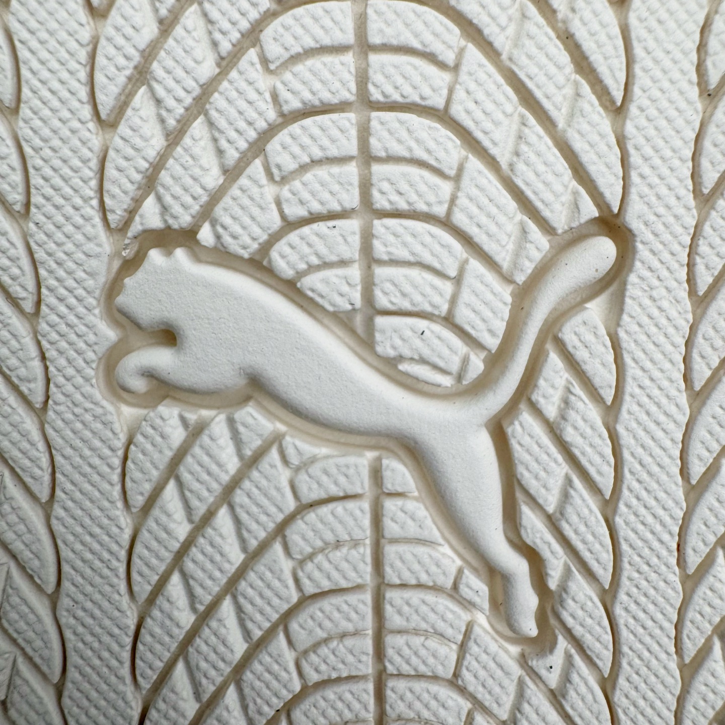 图片[21]-＃KZ纯原 Rose x PUMA Speedcat 彪马联名系列情侣薄底赛车德训双鞋带舒适百搭生活休闲鞋 口碑大厂出品 品控大底版型不断改良更新 全套原纸板楦头开发 确保原汁原味 完美呈现版型 一比一鞋头弧度高度鞋身弧度 独家私模原厂航空铝磨具打磨大底 鞋头坡度极致还原 无解鞋型 原盒原配 圈内天花板工艺 原厂玻璃冲刀 超高清洁度 全鞋零毛边皮料切割 原厂中底布 鞋款从80、90年代赛车手所穿的防火赛车鞋为原型，鞋身线条模仿了赛车的流线廓形，体现了空气动力学原理的结构。简约流畅的外观，恰好又和贯穿其中的Formstrip Logo融合恰到好处，视觉上细节丰富且协调。本次Speedcat OG鞋款归来，最大看点自然式保留了窄版鞋型以及薄底构造。这两年各品牌鞋底越做越厚，Speedcat反其道而行之，上脚几乎无鞋底的效果带来耳目一新的视觉体验。鞋面依旧是以质感细腻的麂皮材质打造，并且大面积近乎全包裹的使用，复古味道也愈发浓烈。配色上更是将最原始的黑色和红色带回，向F1赛车队的标志性队服致敬。相信让各位一眼种草的更多是出挑的大红色，上脚即可瞬间点亮整体造型，在以球鞋为核心的OOTD中脱颖而出。而另一款黑色则是低调的万金油，彰显新潮个性的同时又不喧宾夺主，也是热爱简约系穿搭朋友的首选。 尺码：35.5 36 37 37.5 38 38.5 39 40 40.5 41 42 42.5 43 44 44.5 45 46-选品中心