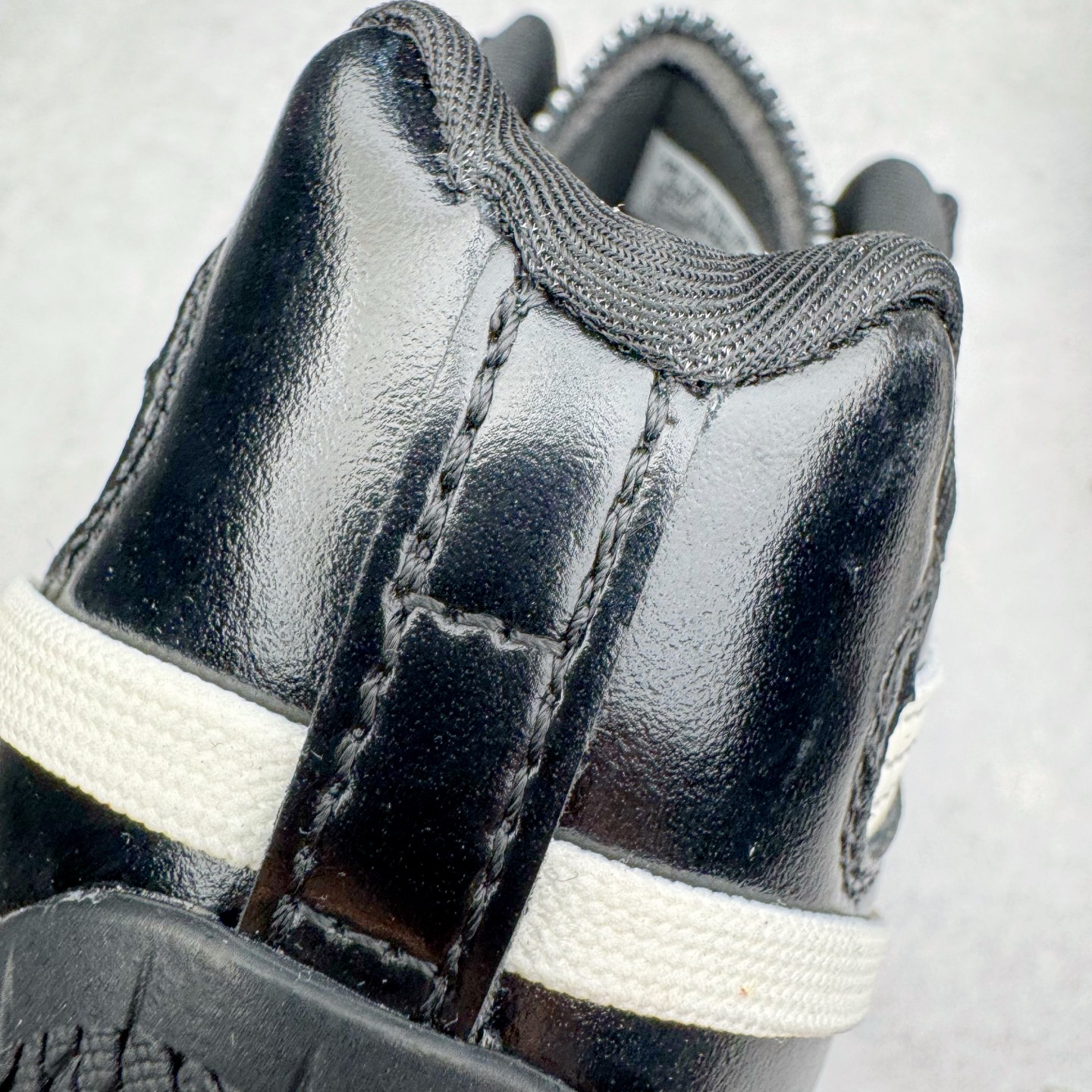 图片[16]-＃KZ纯原 Rose x PUMA Speedcat 彪马联名系列情侣薄底赛车德训双鞋带舒适百搭生活休闲鞋 口碑大厂出品 品控大底版型不断改良更新 全套原纸板楦头开发 确保原汁原味 完美呈现版型 一比一鞋头弧度高度鞋身弧度 独家私模原厂航空铝磨具打磨大底 鞋头坡度极致还原 无解鞋型 原盒原配 圈内天花板工艺 原厂玻璃冲刀 超高清洁度 全鞋零毛边皮料切割 原厂中底布 鞋款从80、90年代赛车手所穿的防火赛车鞋为原型，鞋身线条模仿了赛车的流线廓形，体现了空气动力学原理的结构。简约流畅的外观，恰好又和贯穿其中的Formstrip Logo融合恰到好处，视觉上细节丰富且协调。本次Speedcat OG鞋款归来，最大看点自然式保留了窄版鞋型以及薄底构造。这两年各品牌鞋底越做越厚，Speedcat反其道而行之，上脚几乎无鞋底的效果带来耳目一新的视觉体验。鞋面依旧是以质感细腻的麂皮材质打造，并且大面积近乎全包裹的使用，复古味道也愈发浓烈。配色上更是将最原始的黑色和红色带回，向F1赛车队的标志性队服致敬。相信让各位一眼种草的更多是出挑的大红色，上脚即可瞬间点亮整体造型，在以球鞋为核心的OOTD中脱颖而出。而另一款黑色则是低调的万金油，彰显新潮个性的同时又不喧宾夺主，也是热爱简约系穿搭朋友的首选。 尺码：35.5 36 37 37.5 38 38.5 39 40 40.5 41 42 42.5 43 44 44.5 45 46-选品中心