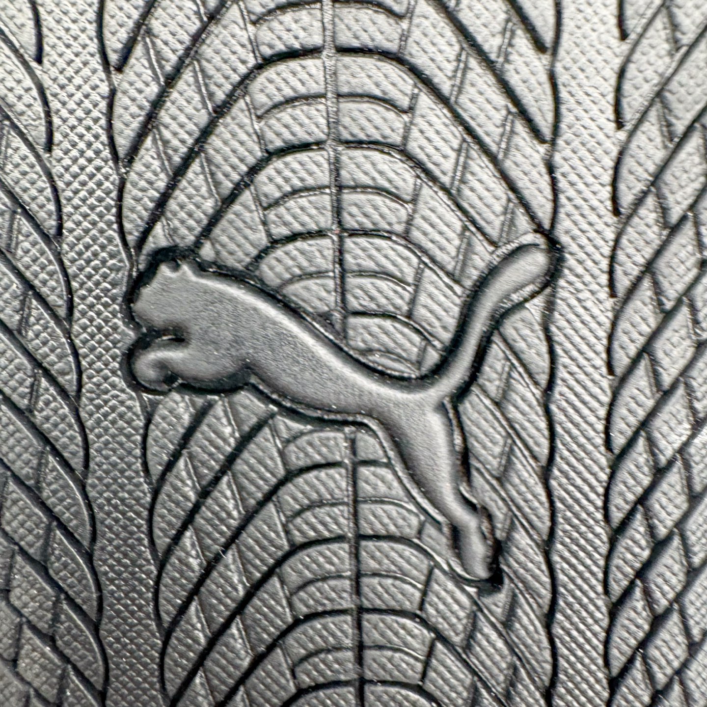 图片[10]-＃KZ纯原 Rose x PUMA Speedcat 彪马联名系列情侣薄底赛车德训双鞋带舒适百搭生活休闲鞋 口碑大厂出品 品控大底版型不断改良更新 全套原纸板楦头开发 确保原汁原味 完美呈现版型 一比一鞋头弧度高度鞋身弧度 独家私模原厂航空铝磨具打磨大底 鞋头坡度极致还原 无解鞋型 原盒原配 圈内天花板工艺 原厂玻璃冲刀 超高清洁度 全鞋零毛边皮料切割 原厂中底布 鞋款从80、90年代赛车手所穿的防火赛车鞋为原型，鞋身线条模仿了赛车的流线廓形，体现了空气动力学原理的结构。简约流畅的外观，恰好又和贯穿其中的Formstrip Logo融合恰到好处，视觉上细节丰富且协调。本次Speedcat OG鞋款归来，最大看点自然式保留了窄版鞋型以及薄底构造。这两年各品牌鞋底越做越厚，Speedcat反其道而行之，上脚几乎无鞋底的效果带来耳目一新的视觉体验。鞋面依旧是以质感细腻的麂皮材质打造，并且大面积近乎全包裹的使用，复古味道也愈发浓烈。配色上更是将最原始的黑色和红色带回，向F1赛车队的标志性队服致敬。相信让各位一眼种草的更多是出挑的大红色，上脚即可瞬间点亮整体造型，在以球鞋为核心的OOTD中脱颖而出。而另一款黑色则是低调的万金油，彰显新潮个性的同时又不喧宾夺主，也是热爱简约系穿搭朋友的首选。 尺码：35.5 36 37 37.5 38 38.5 39 40 40.5 41 42 42.5 43 44 44.5 45 46-选品中心