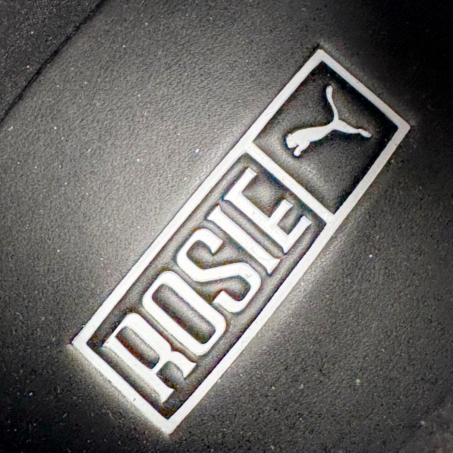 图片[12]-＃KZ纯原 Rose x PUMA Speedcat 彪马联名系列情侣薄底赛车德训双鞋带舒适百搭生活休闲鞋 口碑大厂出品 品控大底版型不断改良更新 全套原纸板楦头开发 确保原汁原味 完美呈现版型 一比一鞋头弧度高度鞋身弧度 独家私模原厂航空铝磨具打磨大底 鞋头坡度极致还原 无解鞋型 原盒原配 圈内天花板工艺 原厂玻璃冲刀 超高清洁度 全鞋零毛边皮料切割 原厂中底布 鞋款从80、90年代赛车手所穿的防火赛车鞋为原型，鞋身线条模仿了赛车的流线廓形，体现了空气动力学原理的结构。简约流畅的外观，恰好又和贯穿其中的Formstrip Logo融合恰到好处，视觉上细节丰富且协调。本次Speedcat OG鞋款归来，最大看点自然式保留了窄版鞋型以及薄底构造。这两年各品牌鞋底越做越厚，Speedcat反其道而行之，上脚几乎无鞋底的效果带来耳目一新的视觉体验。鞋面依旧是以质感细腻的麂皮材质打造，并且大面积近乎全包裹的使用，复古味道也愈发浓烈。配色上更是将最原始的黑色和红色带回，向F1赛车队的标志性队服致敬。相信让各位一眼种草的更多是出挑的大红色，上脚即可瞬间点亮整体造型，在以球鞋为核心的OOTD中脱颖而出。而另一款黑色则是低调的万金油，彰显新潮个性的同时又不喧宾夺主，也是热爱简约系穿搭朋友的首选。 尺码：35.5 36 37 37.5 38 38.5 39 40 40.5 41 42 42.5 43 44 44.5 45 46-选品中心