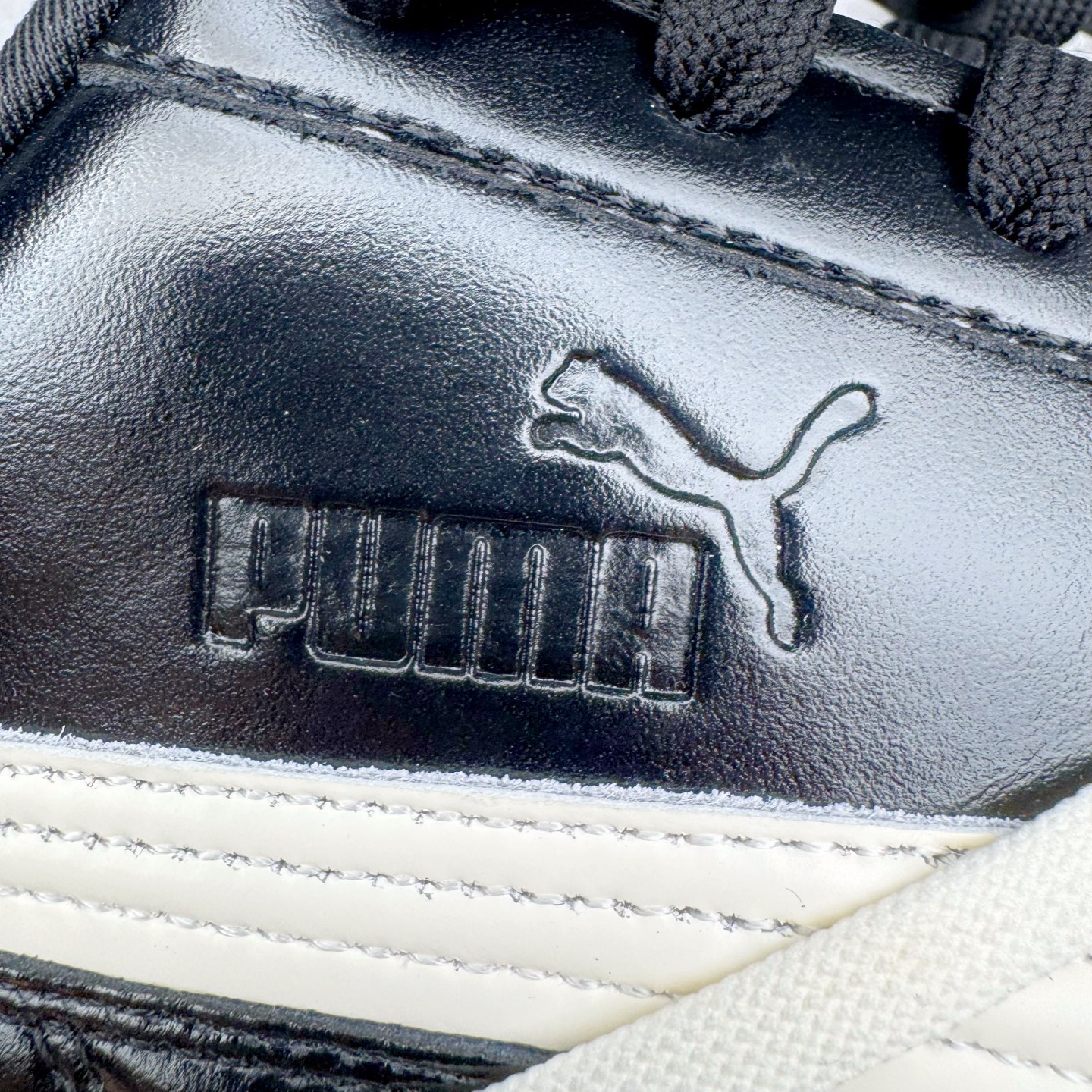 图片[18]-＃KZ纯原 Rose x PUMA Speedcat 彪马联名系列情侣薄底赛车德训双鞋带舒适百搭生活休闲鞋 口碑大厂出品 品控大底版型不断改良更新 全套原纸板楦头开发 确保原汁原味 完美呈现版型 一比一鞋头弧度高度鞋身弧度 独家私模原厂航空铝磨具打磨大底 鞋头坡度极致还原 无解鞋型 原盒原配 圈内天花板工艺 原厂玻璃冲刀 超高清洁度 全鞋零毛边皮料切割 原厂中底布 鞋款从80、90年代赛车手所穿的防火赛车鞋为原型，鞋身线条模仿了赛车的流线廓形，体现了空气动力学原理的结构。简约流畅的外观，恰好又和贯穿其中的Formstrip Logo融合恰到好处，视觉上细节丰富且协调。本次Speedcat OG鞋款归来，最大看点自然式保留了窄版鞋型以及薄底构造。这两年各品牌鞋底越做越厚，Speedcat反其道而行之，上脚几乎无鞋底的效果带来耳目一新的视觉体验。鞋面依旧是以质感细腻的麂皮材质打造，并且大面积近乎全包裹的使用，复古味道也愈发浓烈。配色上更是将最原始的黑色和红色带回，向F1赛车队的标志性队服致敬。相信让各位一眼种草的更多是出挑的大红色，上脚即可瞬间点亮整体造型，在以球鞋为核心的OOTD中脱颖而出。而另一款黑色则是低调的万金油，彰显新潮个性的同时又不喧宾夺主，也是热爱简约系穿搭朋友的首选。 尺码：35.5 36 37 37.5 38 38.5 39 40 40.5 41 42 42.5 43 44 44.5 45 46-选品中心