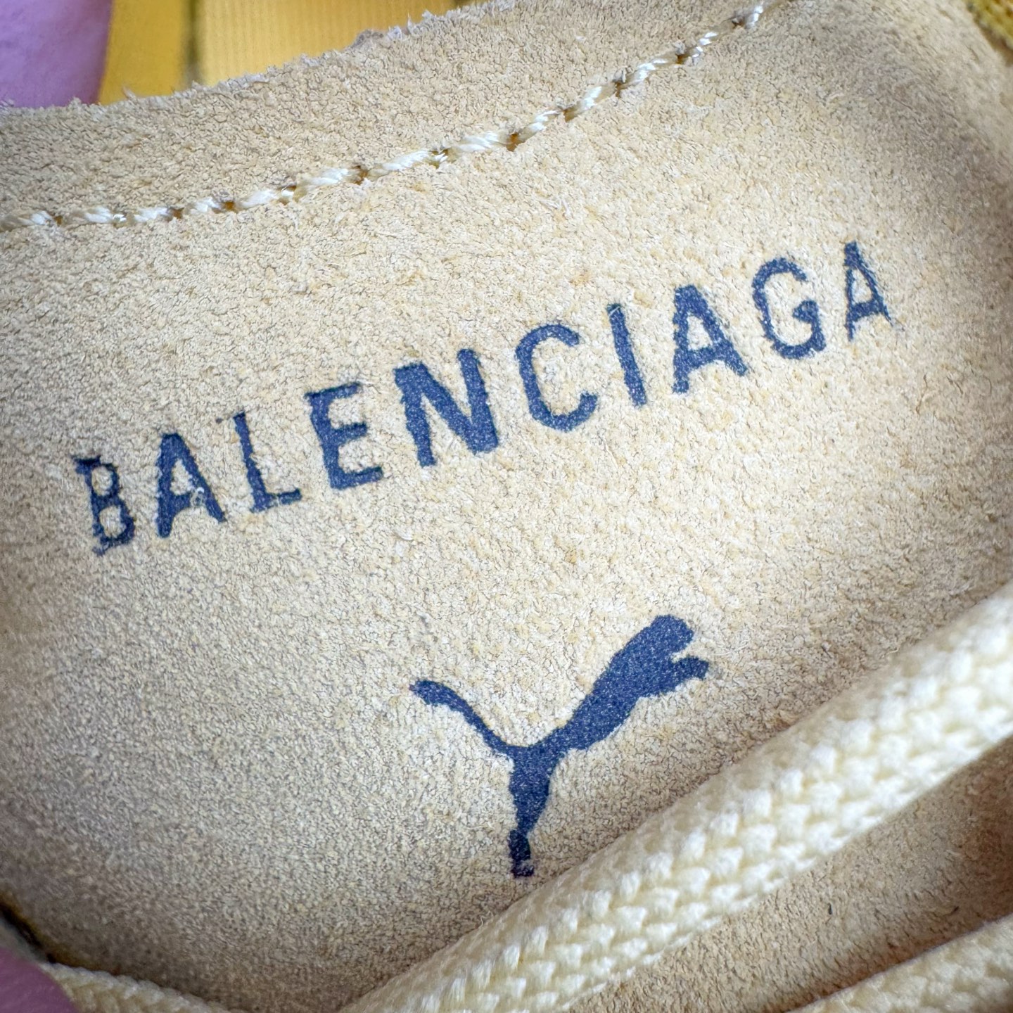 图片[17]-＃KZ纯原 Balenciaga x PUMA/彪马 Speedcat 巴黎世家联名系列薄底鞋牛皮圆头做旧磨损低帮生活休闲鞋 男女同款 口碑大厂出品 品控大底版型不断改良更新 全套原纸板楦头开发 确保原汁原味 完美呈现版型 一比一鞋头弧度高度鞋身弧度 独家私模原厂航空铝磨具打磨大底 鞋头坡度极致还原 无解鞋型 原盒原配 圈内天花板工艺 原厂玻璃冲刀 超高清洁度 全鞋零毛边皮料切割 选用了近两年人气极高的 “薄底鞋” PUMA Speedcat 为蓝本，带来了多个不同配色的联名鞋款。在色调上继承了这双赛车鞋原本的惯用方案，但鞋身侧面标志性的 PUMA Formstrip 标志则采用了 “破坏做旧” 的手法，这也是 Balenciaga 鞋款极为常见的风格。将白色的 PUMA Formstrip 撕掉了一大半，这极为 “粗暴” 的处理方式，在街头绝对有着十足的回头率。鞋头的 PUMA Logo 得以保留，烫金的 BALENCIAGA 字样则表明了它的联名身份，后跟则是鞋款的尺码，这也是 Balenciaga 鞋款的家族习惯。实拍调校N版已经零色差零失真 百分百还原实物色彩所见即所得 不存在货不对板色差等低级问题 选购参考实物拍摄 不混卖不参货 只用心做好货严格选品 承诺混一赔十 尺码：35.5 36 36.5 37.5 38 38.5 39 40 40.5 41 42 42.5 43 44 44.5 45 46-选品中心