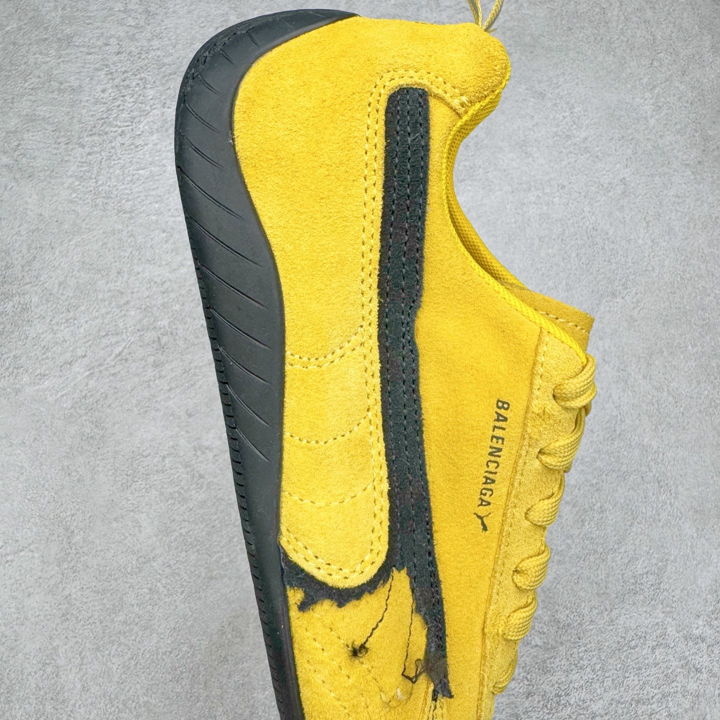 图片[6]-＃KZ纯原 Balenciaga x PUMA/彪马 Speedcat 巴黎世家联名系列薄底鞋牛皮圆头做旧磨损低帮生活休闲鞋 男女同款 口碑大厂出品 品控大底版型不断改良更新 全套原纸板楦头开发 确保原汁原味 完美呈现版型 一比一鞋头弧度高度鞋身弧度 独家私模原厂航空铝磨具打磨大底 鞋头坡度极致还原 无解鞋型 原盒原配 圈内天花板工艺 原厂玻璃冲刀 超高清洁度 全鞋零毛边皮料切割 选用了近两年人气极高的 “薄底鞋” PUMA Speedcat 为蓝本，带来了多个不同配色的联名鞋款。在色调上继承了这双赛车鞋原本的惯用方案，但鞋身侧面标志性的 PUMA Formstrip 标志则采用了 “破坏做旧” 的手法，这也是 Balenciaga 鞋款极为常见的风格。将白色的 PUMA Formstrip 撕掉了一大半，这极为 “粗暴” 的处理方式，在街头绝对有着十足的回头率。鞋头的 PUMA Logo 得以保留，烫金的 BALENCIAGA 字样则表明了它的联名身份，后跟则是鞋款的尺码，这也是 Balenciaga 鞋款的家族习惯。实拍调校N版已经零色差零失真 百分百还原实物色彩所见即所得 不存在货不对板色差等低级问题 选购参考实物拍摄 不混卖不参货 只用心做好货严格选品 承诺混一赔十 尺码：35.5 36 36.5 37.5 38 38.5 39 40 40.5 41 42 42.5 43 44 44.5 45 46-选品中心