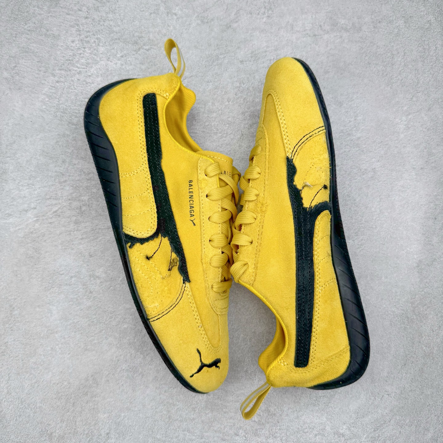 图片[3]-＃KZ纯原 Balenciaga x PUMA/彪马 Speedcat 巴黎世家联名系列薄底鞋牛皮圆头做旧磨损低帮生活休闲鞋 男女同款 口碑大厂出品 品控大底版型不断改良更新 全套原纸板楦头开发 确保原汁原味 完美呈现版型 一比一鞋头弧度高度鞋身弧度 独家私模原厂航空铝磨具打磨大底 鞋头坡度极致还原 无解鞋型 原盒原配 圈内天花板工艺 原厂玻璃冲刀 超高清洁度 全鞋零毛边皮料切割 选用了近两年人气极高的 “薄底鞋” PUMA Speedcat 为蓝本，带来了多个不同配色的联名鞋款。在色调上继承了这双赛车鞋原本的惯用方案，但鞋身侧面标志性的 PUMA Formstrip 标志则采用了 “破坏做旧” 的手法，这也是 Balenciaga 鞋款极为常见的风格。将白色的 PUMA Formstrip 撕掉了一大半，这极为 “粗暴” 的处理方式，在街头绝对有着十足的回头率。鞋头的 PUMA Logo 得以保留，烫金的 BALENCIAGA 字样则表明了它的联名身份，后跟则是鞋款的尺码，这也是 Balenciaga 鞋款的家族习惯。实拍调校N版已经零色差零失真 百分百还原实物色彩所见即所得 不存在货不对板色差等低级问题 选购参考实物拍摄 不混卖不参货 只用心做好货严格选品 承诺混一赔十 尺码：35.5 36 36.5 37.5 38 38.5 39 40 40.5 41 42 42.5 43 44 44.5 45 46-选品中心