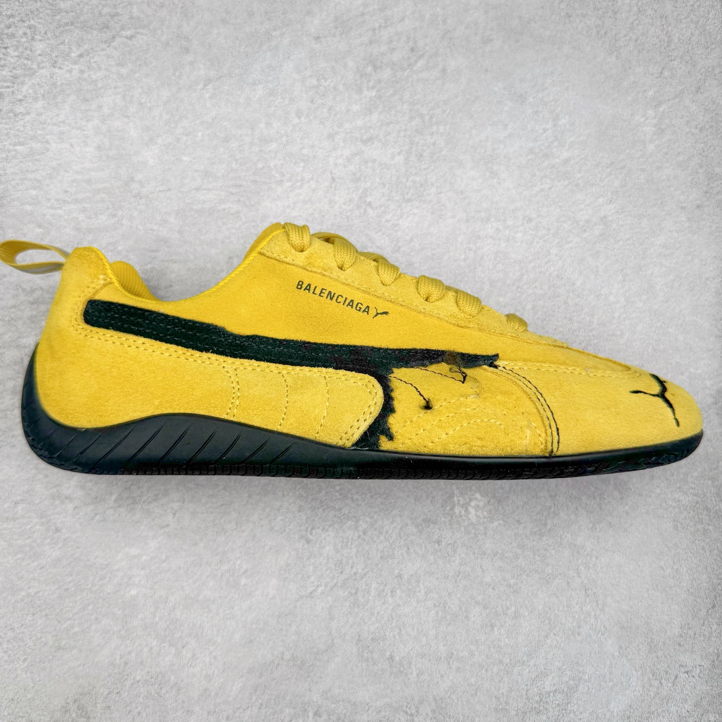 ＃KZ纯原 Balenciaga x PUMA/彪马 Speedcat 巴黎世家联名系列薄底鞋牛皮圆头做旧磨损低帮生活休闲鞋 男女同款 口碑大厂出品 品控大底版型不断改良更新 全套原纸板楦头开发 确保原汁原味 完美呈现版型 一比一鞋头弧度高度鞋身弧度 独家私模原厂航空铝磨具打磨大底 鞋头坡度极致还原 无解鞋型 原盒原配 圈内天花板工艺 原厂玻璃冲刀 超高清洁度 全鞋零毛边皮料切割 选用了近两年人气极高的 “薄底鞋” PUMA Speedcat 为蓝本，带来了多个不同配色的联名鞋款。在色调上继承了这双赛车鞋原本的惯用方案，但鞋身侧面标志性的 PUMA Formstrip 标志则采用了 “破坏做旧” 的手法，这也是 Balenciaga 鞋款极为常见的风格。将白色的 PUMA Formstrip 撕掉了一大半，这极为 “粗暴” 的处理方式，在街头绝对有着十足的回头率。鞋头的 PUMA Logo 得以保留，烫金的 BALENCIAGA 字样则表明了它的联名身份，后跟则是鞋款的尺码，这也是 Balenciaga 鞋款的家族习惯。实拍调校N版已经零色差零失真 百分百还原实物色彩所见即所得 不存在货不对板色差等低级问题 选购参考实物拍摄 不混卖不参货 只用心做好货严格选品 承诺混一赔十 尺码：35.5 36 36.5 37.5 38 38.5 39 40 40.5 41 42 42.5 43 44 44.5 45 46-选品中心