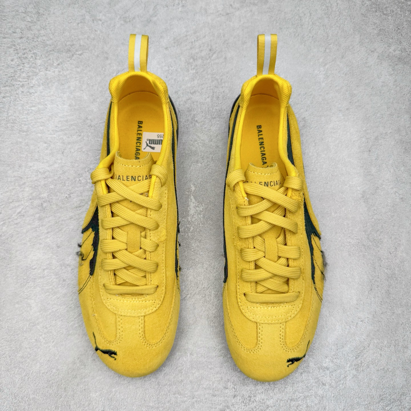图片[2]-＃KZ纯原 Balenciaga x PUMA/彪马 Speedcat 巴黎世家联名系列薄底鞋牛皮圆头做旧磨损低帮生活休闲鞋 男女同款 口碑大厂出品 品控大底版型不断改良更新 全套原纸板楦头开发 确保原汁原味 完美呈现版型 一比一鞋头弧度高度鞋身弧度 独家私模原厂航空铝磨具打磨大底 鞋头坡度极致还原 无解鞋型 原盒原配 圈内天花板工艺 原厂玻璃冲刀 超高清洁度 全鞋零毛边皮料切割 选用了近两年人气极高的 “薄底鞋” PUMA Speedcat 为蓝本，带来了多个不同配色的联名鞋款。在色调上继承了这双赛车鞋原本的惯用方案，但鞋身侧面标志性的 PUMA Formstrip 标志则采用了 “破坏做旧” 的手法，这也是 Balenciaga 鞋款极为常见的风格。将白色的 PUMA Formstrip 撕掉了一大半，这极为 “粗暴” 的处理方式，在街头绝对有着十足的回头率。鞋头的 PUMA Logo 得以保留，烫金的 BALENCIAGA 字样则表明了它的联名身份，后跟则是鞋款的尺码，这也是 Balenciaga 鞋款的家族习惯。实拍调校N版已经零色差零失真 百分百还原实物色彩所见即所得 不存在货不对板色差等低级问题 选购参考实物拍摄 不混卖不参货 只用心做好货严格选品 承诺混一赔十 尺码：35.5 36 36.5 37.5 38 38.5 39 40 40.5 41 42 42.5 43 44 44.5 45 46-选品中心