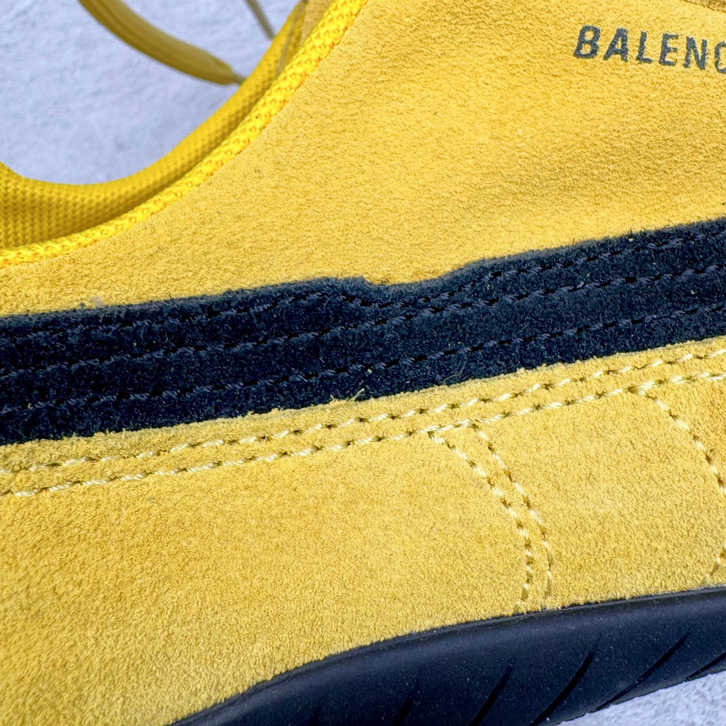 图片[14]-＃KZ纯原 Balenciaga x PUMA/彪马 Speedcat 巴黎世家联名系列薄底鞋牛皮圆头做旧磨损低帮生活休闲鞋 男女同款 口碑大厂出品 品控大底版型不断改良更新 全套原纸板楦头开发 确保原汁原味 完美呈现版型 一比一鞋头弧度高度鞋身弧度 独家私模原厂航空铝磨具打磨大底 鞋头坡度极致还原 无解鞋型 原盒原配 圈内天花板工艺 原厂玻璃冲刀 超高清洁度 全鞋零毛边皮料切割 选用了近两年人气极高的 “薄底鞋” PUMA Speedcat 为蓝本，带来了多个不同配色的联名鞋款。在色调上继承了这双赛车鞋原本的惯用方案，但鞋身侧面标志性的 PUMA Formstrip 标志则采用了 “破坏做旧” 的手法，这也是 Balenciaga 鞋款极为常见的风格。将白色的 PUMA Formstrip 撕掉了一大半，这极为 “粗暴” 的处理方式，在街头绝对有着十足的回头率。鞋头的 PUMA Logo 得以保留，烫金的 BALENCIAGA 字样则表明了它的联名身份，后跟则是鞋款的尺码，这也是 Balenciaga 鞋款的家族习惯。实拍调校N版已经零色差零失真 百分百还原实物色彩所见即所得 不存在货不对板色差等低级问题 选购参考实物拍摄 不混卖不参货 只用心做好货严格选品 承诺混一赔十 尺码：35.5 36 36.5 37.5 38 38.5 39 40 40.5 41 42 42.5 43 44 44.5 45 46-选品中心