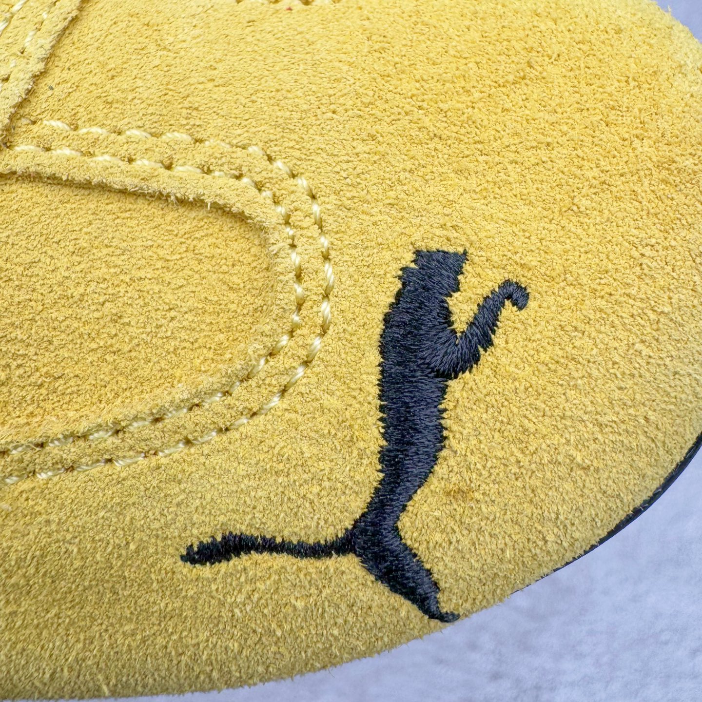 图片[13]-＃KZ纯原 Balenciaga x PUMA/彪马 Speedcat 巴黎世家联名系列薄底鞋牛皮圆头做旧磨损低帮生活休闲鞋 男女同款 口碑大厂出品 品控大底版型不断改良更新 全套原纸板楦头开发 确保原汁原味 完美呈现版型 一比一鞋头弧度高度鞋身弧度 独家私模原厂航空铝磨具打磨大底 鞋头坡度极致还原 无解鞋型 原盒原配 圈内天花板工艺 原厂玻璃冲刀 超高清洁度 全鞋零毛边皮料切割 选用了近两年人气极高的 “薄底鞋” PUMA Speedcat 为蓝本，带来了多个不同配色的联名鞋款。在色调上继承了这双赛车鞋原本的惯用方案，但鞋身侧面标志性的 PUMA Formstrip 标志则采用了 “破坏做旧” 的手法，这也是 Balenciaga 鞋款极为常见的风格。将白色的 PUMA Formstrip 撕掉了一大半，这极为 “粗暴” 的处理方式，在街头绝对有着十足的回头率。鞋头的 PUMA Logo 得以保留，烫金的 BALENCIAGA 字样则表明了它的联名身份，后跟则是鞋款的尺码，这也是 Balenciaga 鞋款的家族习惯。实拍调校N版已经零色差零失真 百分百还原实物色彩所见即所得 不存在货不对板色差等低级问题 选购参考实物拍摄 不混卖不参货 只用心做好货严格选品 承诺混一赔十 尺码：35.5 36 36.5 37.5 38 38.5 39 40 40.5 41 42 42.5 43 44 44.5 45 46-选品中心