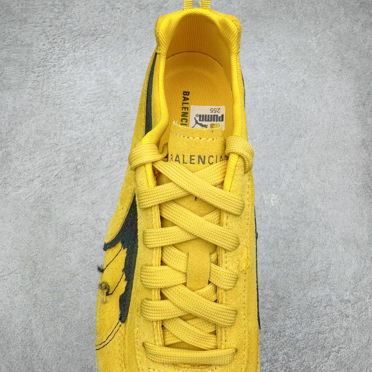 图片[5]-＃KZ纯原 Balenciaga x PUMA/彪马 Speedcat 巴黎世家联名系列薄底鞋牛皮圆头做旧磨损低帮生活休闲鞋 男女同款 口碑大厂出品 品控大底版型不断改良更新 全套原纸板楦头开发 确保原汁原味 完美呈现版型 一比一鞋头弧度高度鞋身弧度 独家私模原厂航空铝磨具打磨大底 鞋头坡度极致还原 无解鞋型 原盒原配 圈内天花板工艺 原厂玻璃冲刀 超高清洁度 全鞋零毛边皮料切割 选用了近两年人气极高的 “薄底鞋” PUMA Speedcat 为蓝本，带来了多个不同配色的联名鞋款。在色调上继承了这双赛车鞋原本的惯用方案，但鞋身侧面标志性的 PUMA Formstrip 标志则采用了 “破坏做旧” 的手法，这也是 Balenciaga 鞋款极为常见的风格。将白色的 PUMA Formstrip 撕掉了一大半，这极为 “粗暴” 的处理方式，在街头绝对有着十足的回头率。鞋头的 PUMA Logo 得以保留，烫金的 BALENCIAGA 字样则表明了它的联名身份，后跟则是鞋款的尺码，这也是 Balenciaga 鞋款的家族习惯。实拍调校N版已经零色差零失真 百分百还原实物色彩所见即所得 不存在货不对板色差等低级问题 选购参考实物拍摄 不混卖不参货 只用心做好货严格选品 承诺混一赔十 尺码：35.5 36 36.5 37.5 38 38.5 39 40 40.5 41 42 42.5 43 44 44.5 45 46-选品中心