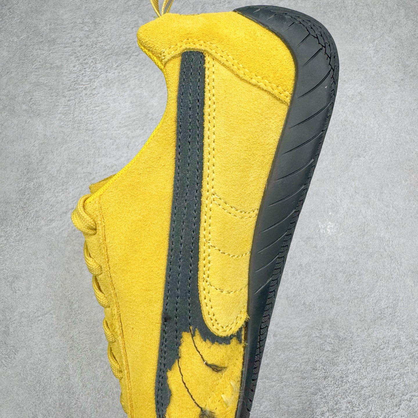 图片[7]-＃KZ纯原 Balenciaga x PUMA/彪马 Speedcat 巴黎世家联名系列薄底鞋牛皮圆头做旧磨损低帮生活休闲鞋 男女同款 口碑大厂出品 品控大底版型不断改良更新 全套原纸板楦头开发 确保原汁原味 完美呈现版型 一比一鞋头弧度高度鞋身弧度 独家私模原厂航空铝磨具打磨大底 鞋头坡度极致还原 无解鞋型 原盒原配 圈内天花板工艺 原厂玻璃冲刀 超高清洁度 全鞋零毛边皮料切割 选用了近两年人气极高的 “薄底鞋” PUMA Speedcat 为蓝本，带来了多个不同配色的联名鞋款。在色调上继承了这双赛车鞋原本的惯用方案，但鞋身侧面标志性的 PUMA Formstrip 标志则采用了 “破坏做旧” 的手法，这也是 Balenciaga 鞋款极为常见的风格。将白色的 PUMA Formstrip 撕掉了一大半，这极为 “粗暴” 的处理方式，在街头绝对有着十足的回头率。鞋头的 PUMA Logo 得以保留，烫金的 BALENCIAGA 字样则表明了它的联名身份，后跟则是鞋款的尺码，这也是 Balenciaga 鞋款的家族习惯。实拍调校N版已经零色差零失真 百分百还原实物色彩所见即所得 不存在货不对板色差等低级问题 选购参考实物拍摄 不混卖不参货 只用心做好货严格选品 承诺混一赔十 尺码：35.5 36 36.5 37.5 38 38.5 39 40 40.5 41 42 42.5 43 44 44.5 45 46-选品中心