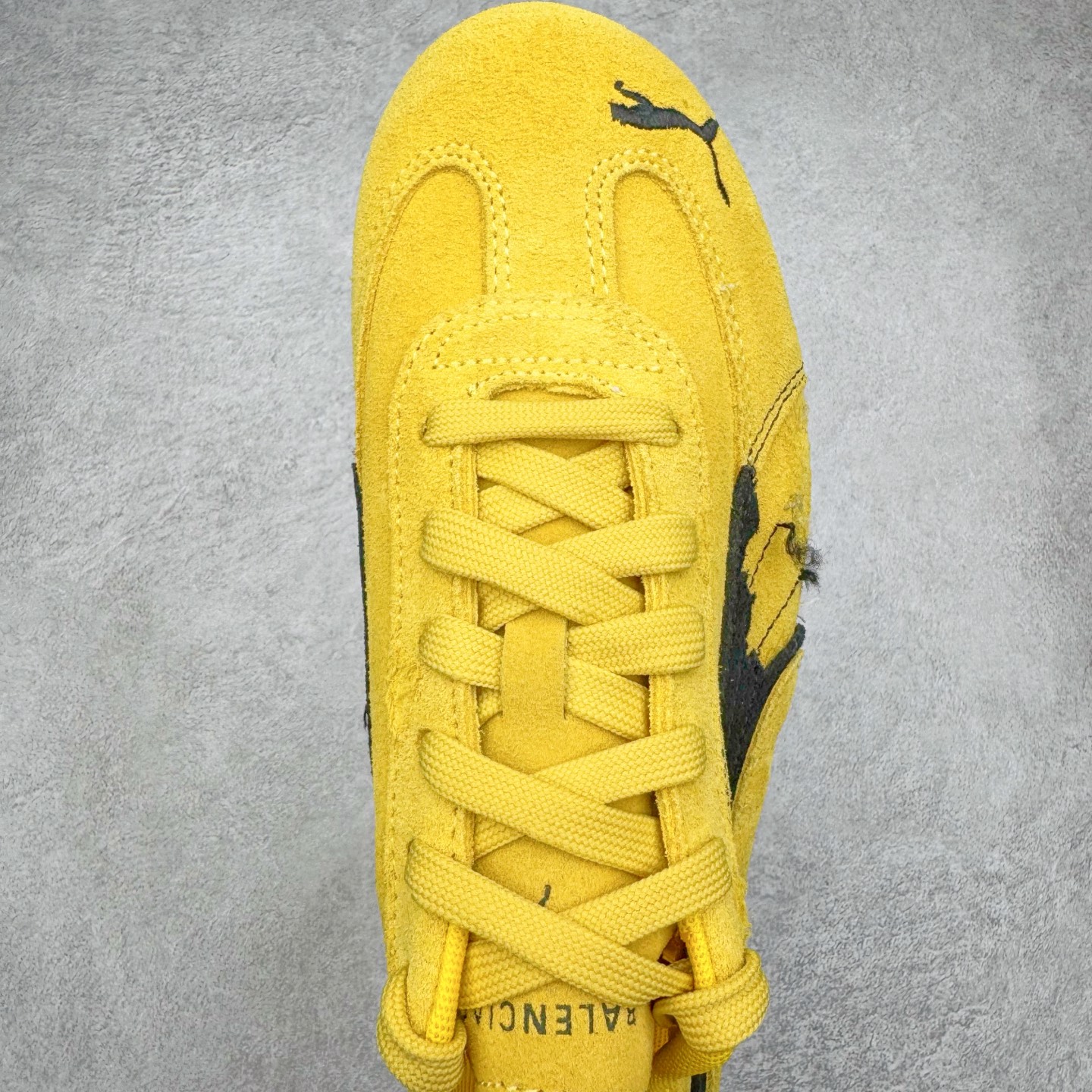 图片[4]-＃KZ纯原 Balenciaga x PUMA/彪马 Speedcat 巴黎世家联名系列薄底鞋牛皮圆头做旧磨损低帮生活休闲鞋 男女同款 口碑大厂出品 品控大底版型不断改良更新 全套原纸板楦头开发 确保原汁原味 完美呈现版型 一比一鞋头弧度高度鞋身弧度 独家私模原厂航空铝磨具打磨大底 鞋头坡度极致还原 无解鞋型 原盒原配 圈内天花板工艺 原厂玻璃冲刀 超高清洁度 全鞋零毛边皮料切割 选用了近两年人气极高的 “薄底鞋” PUMA Speedcat 为蓝本，带来了多个不同配色的联名鞋款。在色调上继承了这双赛车鞋原本的惯用方案，但鞋身侧面标志性的 PUMA Formstrip 标志则采用了 “破坏做旧” 的手法，这也是 Balenciaga 鞋款极为常见的风格。将白色的 PUMA Formstrip 撕掉了一大半，这极为 “粗暴” 的处理方式，在街头绝对有着十足的回头率。鞋头的 PUMA Logo 得以保留，烫金的 BALENCIAGA 字样则表明了它的联名身份，后跟则是鞋款的尺码，这也是 Balenciaga 鞋款的家族习惯。实拍调校N版已经零色差零失真 百分百还原实物色彩所见即所得 不存在货不对板色差等低级问题 选购参考实物拍摄 不混卖不参货 只用心做好货严格选品 承诺混一赔十 尺码：35.5 36 36.5 37.5 38 38.5 39 40 40.5 41 42 42.5 43 44 44.5 45 46-选品中心