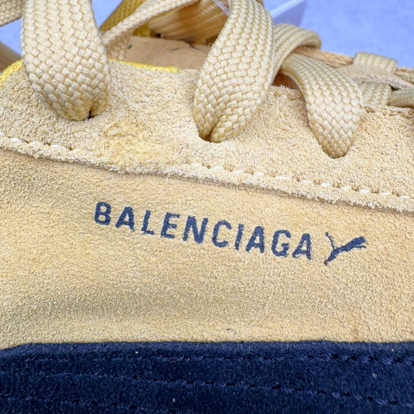 图片[15]-＃KZ纯原 Balenciaga x PUMA/彪马 Speedcat 巴黎世家联名系列薄底鞋牛皮圆头做旧磨损低帮生活休闲鞋 男女同款 口碑大厂出品 品控大底版型不断改良更新 全套原纸板楦头开发 确保原汁原味 完美呈现版型 一比一鞋头弧度高度鞋身弧度 独家私模原厂航空铝磨具打磨大底 鞋头坡度极致还原 无解鞋型 原盒原配 圈内天花板工艺 原厂玻璃冲刀 超高清洁度 全鞋零毛边皮料切割 选用了近两年人气极高的 “薄底鞋” PUMA Speedcat 为蓝本，带来了多个不同配色的联名鞋款。在色调上继承了这双赛车鞋原本的惯用方案，但鞋身侧面标志性的 PUMA Formstrip 标志则采用了 “破坏做旧” 的手法，这也是 Balenciaga 鞋款极为常见的风格。将白色的 PUMA Formstrip 撕掉了一大半，这极为 “粗暴” 的处理方式，在街头绝对有着十足的回头率。鞋头的 PUMA Logo 得以保留，烫金的 BALENCIAGA 字样则表明了它的联名身份，后跟则是鞋款的尺码，这也是 Balenciaga 鞋款的家族习惯。实拍调校N版已经零色差零失真 百分百还原实物色彩所见即所得 不存在货不对板色差等低级问题 选购参考实物拍摄 不混卖不参货 只用心做好货严格选品 承诺混一赔十 尺码：35.5 36 36.5 37.5 38 38.5 39 40 40.5 41 42 42.5 43 44 44.5 45 46-选品中心