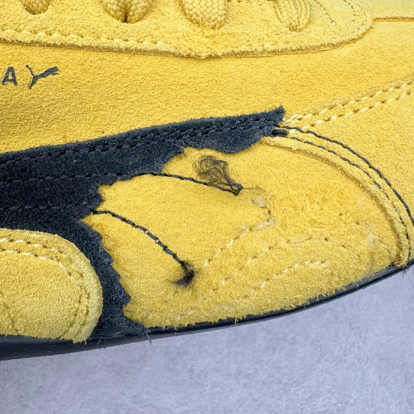 图片[16]-＃KZ纯原 Balenciaga x PUMA/彪马 Speedcat 巴黎世家联名系列薄底鞋牛皮圆头做旧磨损低帮生活休闲鞋 男女同款 口碑大厂出品 品控大底版型不断改良更新 全套原纸板楦头开发 确保原汁原味 完美呈现版型 一比一鞋头弧度高度鞋身弧度 独家私模原厂航空铝磨具打磨大底 鞋头坡度极致还原 无解鞋型 原盒原配 圈内天花板工艺 原厂玻璃冲刀 超高清洁度 全鞋零毛边皮料切割 选用了近两年人气极高的 “薄底鞋” PUMA Speedcat 为蓝本，带来了多个不同配色的联名鞋款。在色调上继承了这双赛车鞋原本的惯用方案，但鞋身侧面标志性的 PUMA Formstrip 标志则采用了 “破坏做旧” 的手法，这也是 Balenciaga 鞋款极为常见的风格。将白色的 PUMA Formstrip 撕掉了一大半，这极为 “粗暴” 的处理方式，在街头绝对有着十足的回头率。鞋头的 PUMA Logo 得以保留，烫金的 BALENCIAGA 字样则表明了它的联名身份，后跟则是鞋款的尺码，这也是 Balenciaga 鞋款的家族习惯。实拍调校N版已经零色差零失真 百分百还原实物色彩所见即所得 不存在货不对板色差等低级问题 选购参考实物拍摄 不混卖不参货 只用心做好货严格选品 承诺混一赔十 尺码：35.5 36 36.5 37.5 38 38.5 39 40 40.5 41 42 42.5 43 44 44.5 45 46-选品中心