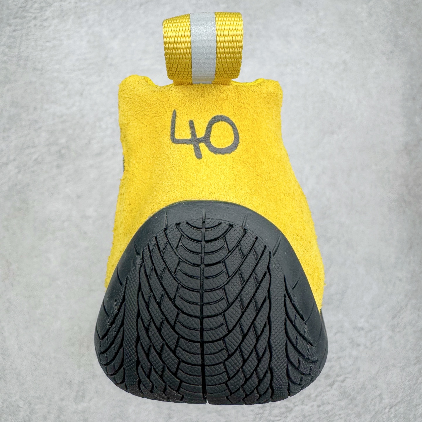 图片[8]-＃KZ纯原 Balenciaga x PUMA/彪马 Speedcat 巴黎世家联名系列薄底鞋牛皮圆头做旧磨损低帮生活休闲鞋 男女同款 口碑大厂出品 品控大底版型不断改良更新 全套原纸板楦头开发 确保原汁原味 完美呈现版型 一比一鞋头弧度高度鞋身弧度 独家私模原厂航空铝磨具打磨大底 鞋头坡度极致还原 无解鞋型 原盒原配 圈内天花板工艺 原厂玻璃冲刀 超高清洁度 全鞋零毛边皮料切割 选用了近两年人气极高的 “薄底鞋” PUMA Speedcat 为蓝本，带来了多个不同配色的联名鞋款。在色调上继承了这双赛车鞋原本的惯用方案，但鞋身侧面标志性的 PUMA Formstrip 标志则采用了 “破坏做旧” 的手法，这也是 Balenciaga 鞋款极为常见的风格。将白色的 PUMA Formstrip 撕掉了一大半，这极为 “粗暴” 的处理方式，在街头绝对有着十足的回头率。鞋头的 PUMA Logo 得以保留，烫金的 BALENCIAGA 字样则表明了它的联名身份，后跟则是鞋款的尺码，这也是 Balenciaga 鞋款的家族习惯。实拍调校N版已经零色差零失真 百分百还原实物色彩所见即所得 不存在货不对板色差等低级问题 选购参考实物拍摄 不混卖不参货 只用心做好货严格选品 承诺混一赔十 尺码：35.5 36 36.5 37.5 38 38.5 39 40 40.5 41 42 42.5 43 44 44.5 45 46-选品中心