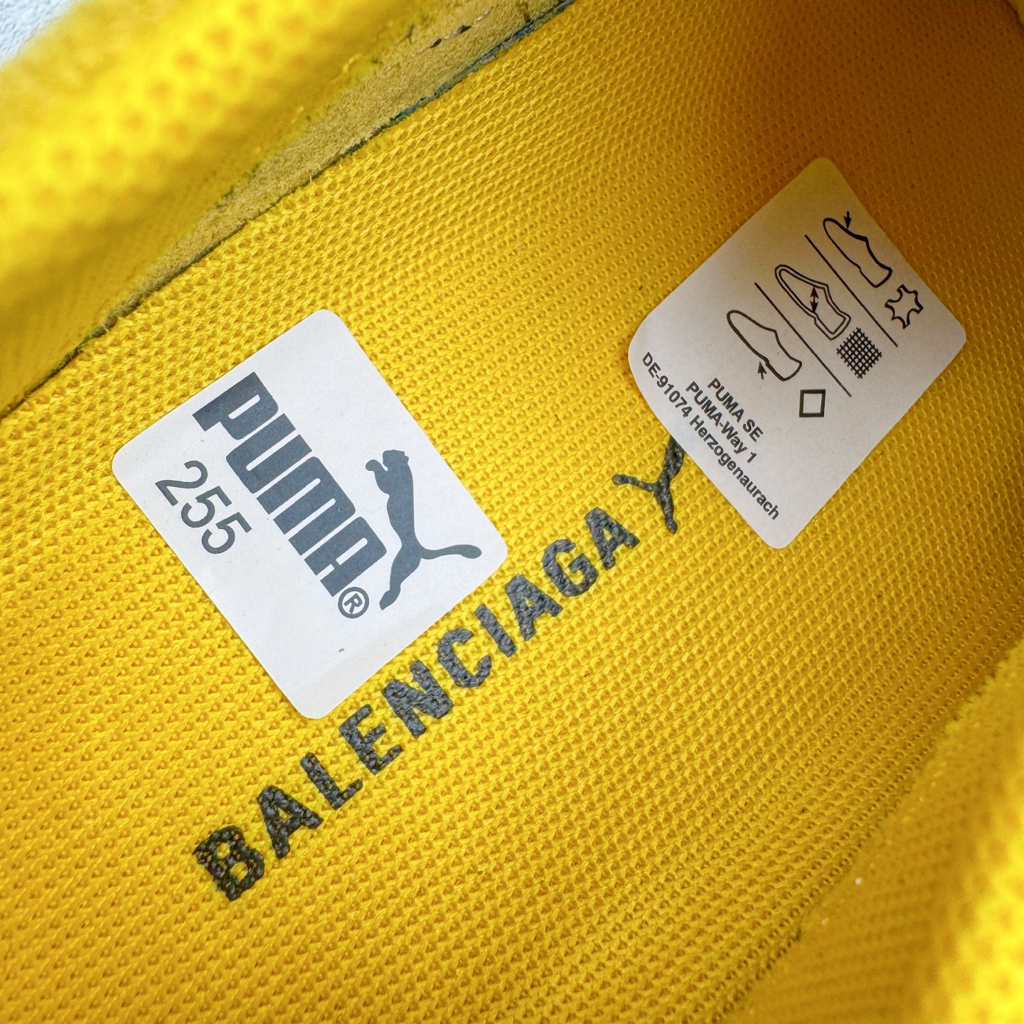 图片[19]-＃KZ纯原 Balenciaga x PUMA/彪马 Speedcat 巴黎世家联名系列薄底鞋牛皮圆头做旧磨损低帮生活休闲鞋 男女同款 口碑大厂出品 品控大底版型不断改良更新 全套原纸板楦头开发 确保原汁原味 完美呈现版型 一比一鞋头弧度高度鞋身弧度 独家私模原厂航空铝磨具打磨大底 鞋头坡度极致还原 无解鞋型 原盒原配 圈内天花板工艺 原厂玻璃冲刀 超高清洁度 全鞋零毛边皮料切割 选用了近两年人气极高的 “薄底鞋” PUMA Speedcat 为蓝本，带来了多个不同配色的联名鞋款。在色调上继承了这双赛车鞋原本的惯用方案，但鞋身侧面标志性的 PUMA Formstrip 标志则采用了 “破坏做旧” 的手法，这也是 Balenciaga 鞋款极为常见的风格。将白色的 PUMA Formstrip 撕掉了一大半，这极为 “粗暴” 的处理方式，在街头绝对有着十足的回头率。鞋头的 PUMA Logo 得以保留，烫金的 BALENCIAGA 字样则表明了它的联名身份，后跟则是鞋款的尺码，这也是 Balenciaga 鞋款的家族习惯。实拍调校N版已经零色差零失真 百分百还原实物色彩所见即所得 不存在货不对板色差等低级问题 选购参考实物拍摄 不混卖不参货 只用心做好货严格选品 承诺混一赔十 尺码：35.5 36 36.5 37.5 38 38.5 39 40 40.5 41 42 42.5 43 44 44.5 45 46-选品中心