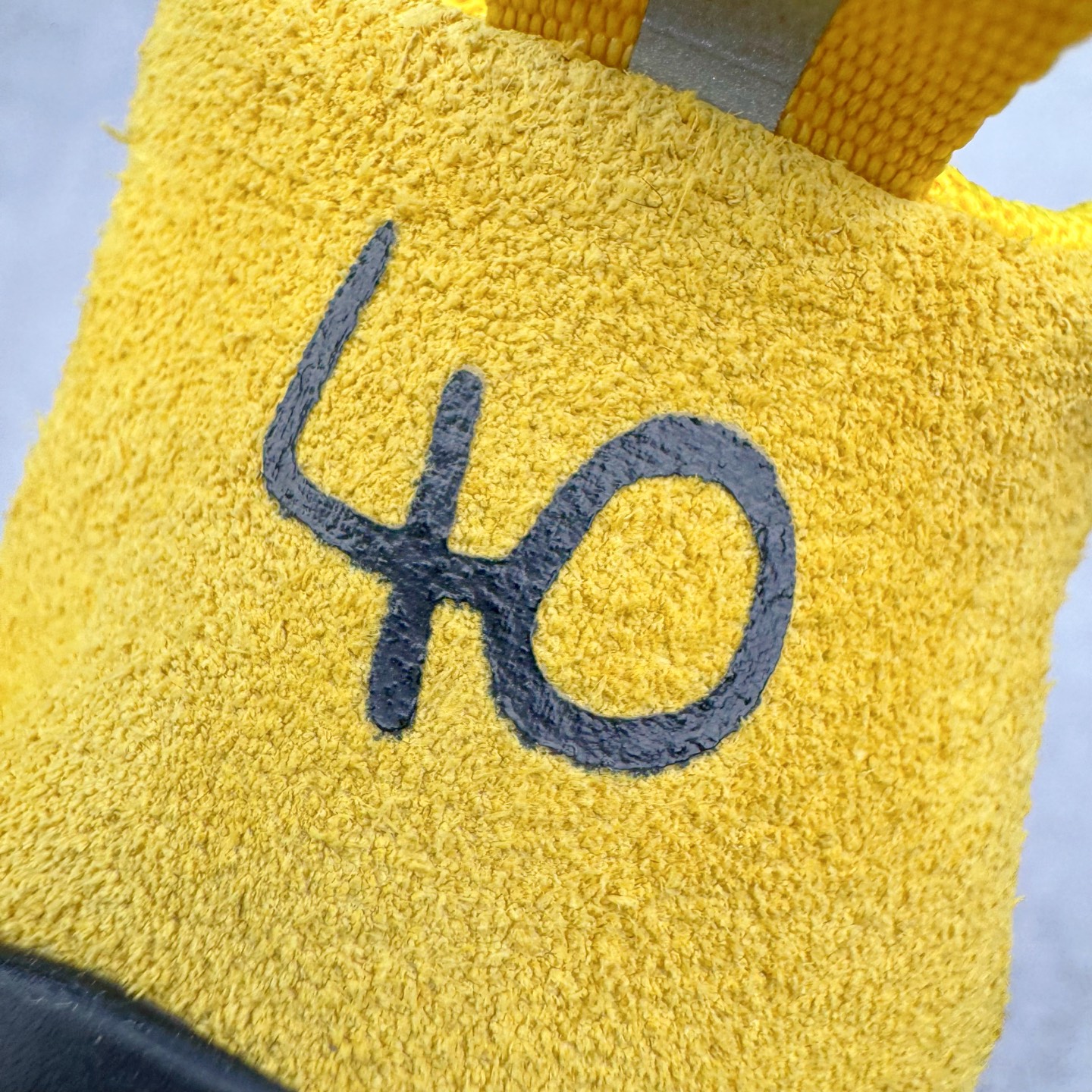 图片[11]-＃KZ纯原 Balenciaga x PUMA/彪马 Speedcat 巴黎世家联名系列薄底鞋牛皮圆头做旧磨损低帮生活休闲鞋 男女同款 口碑大厂出品 品控大底版型不断改良更新 全套原纸板楦头开发 确保原汁原味 完美呈现版型 一比一鞋头弧度高度鞋身弧度 独家私模原厂航空铝磨具打磨大底 鞋头坡度极致还原 无解鞋型 原盒原配 圈内天花板工艺 原厂玻璃冲刀 超高清洁度 全鞋零毛边皮料切割 选用了近两年人气极高的 “薄底鞋” PUMA Speedcat 为蓝本，带来了多个不同配色的联名鞋款。在色调上继承了这双赛车鞋原本的惯用方案，但鞋身侧面标志性的 PUMA Formstrip 标志则采用了 “破坏做旧” 的手法，这也是 Balenciaga 鞋款极为常见的风格。将白色的 PUMA Formstrip 撕掉了一大半，这极为 “粗暴” 的处理方式，在街头绝对有着十足的回头率。鞋头的 PUMA Logo 得以保留，烫金的 BALENCIAGA 字样则表明了它的联名身份，后跟则是鞋款的尺码，这也是 Balenciaga 鞋款的家族习惯。实拍调校N版已经零色差零失真 百分百还原实物色彩所见即所得 不存在货不对板色差等低级问题 选购参考实物拍摄 不混卖不参货 只用心做好货严格选品 承诺混一赔十 尺码：35.5 36 36.5 37.5 38 38.5 39 40 40.5 41 42 42.5 43 44 44.5 45 46-选品中心