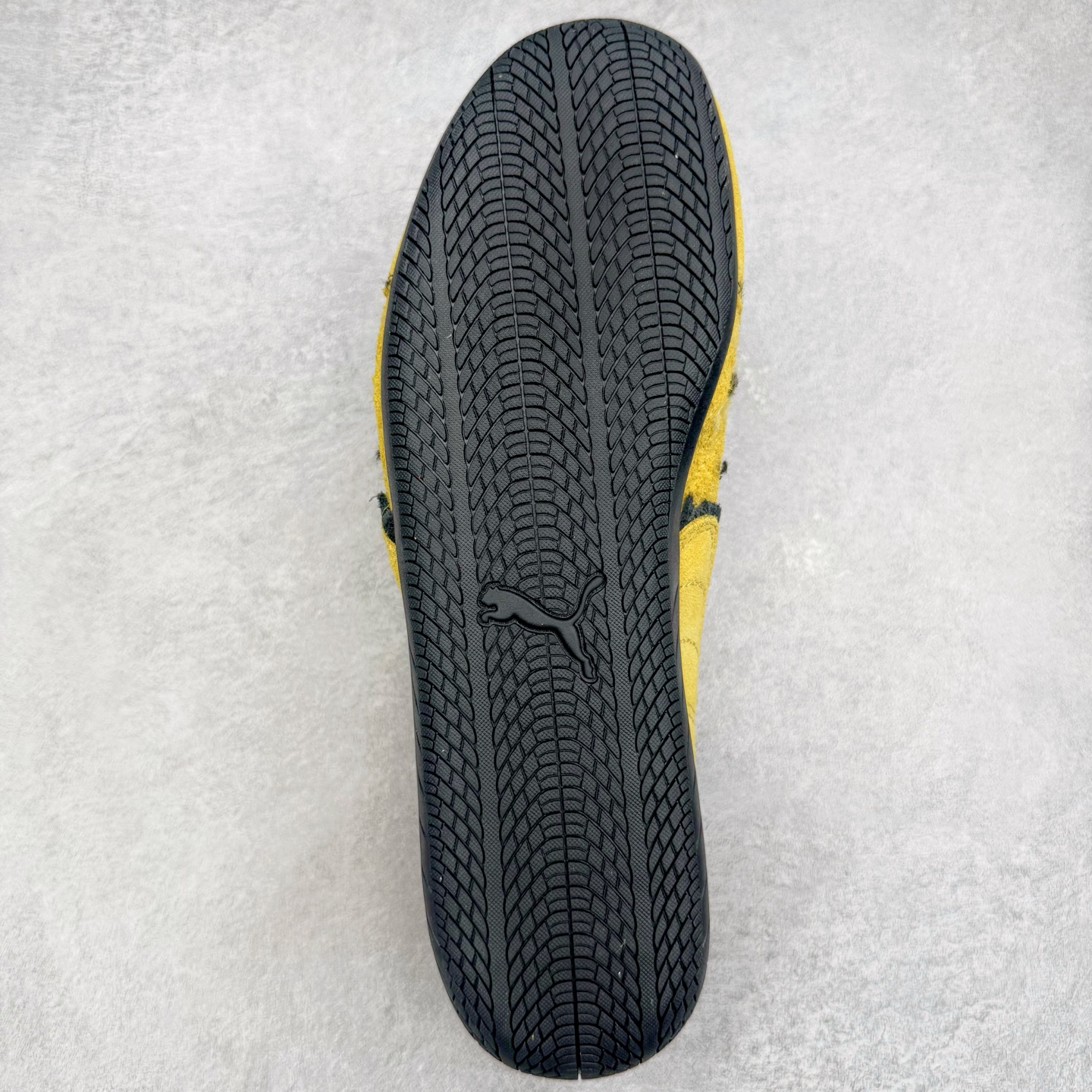 图片[9]-＃KZ纯原 Balenciaga x PUMA/彪马 Speedcat 巴黎世家联名系列薄底鞋牛皮圆头做旧磨损低帮生活休闲鞋 男女同款 口碑大厂出品 品控大底版型不断改良更新 全套原纸板楦头开发 确保原汁原味 完美呈现版型 一比一鞋头弧度高度鞋身弧度 独家私模原厂航空铝磨具打磨大底 鞋头坡度极致还原 无解鞋型 原盒原配 圈内天花板工艺 原厂玻璃冲刀 超高清洁度 全鞋零毛边皮料切割 选用了近两年人气极高的 “薄底鞋” PUMA Speedcat 为蓝本，带来了多个不同配色的联名鞋款。在色调上继承了这双赛车鞋原本的惯用方案，但鞋身侧面标志性的 PUMA Formstrip 标志则采用了 “破坏做旧” 的手法，这也是 Balenciaga 鞋款极为常见的风格。将白色的 PUMA Formstrip 撕掉了一大半，这极为 “粗暴” 的处理方式，在街头绝对有着十足的回头率。鞋头的 PUMA Logo 得以保留，烫金的 BALENCIAGA 字样则表明了它的联名身份，后跟则是鞋款的尺码，这也是 Balenciaga 鞋款的家族习惯。实拍调校N版已经零色差零失真 百分百还原实物色彩所见即所得 不存在货不对板色差等低级问题 选购参考实物拍摄 不混卖不参货 只用心做好货严格选品 承诺混一赔十 尺码：35.5 36 36.5 37.5 38 38.5 39 40 40.5 41 42 42.5 43 44 44.5 45 46-选品中心