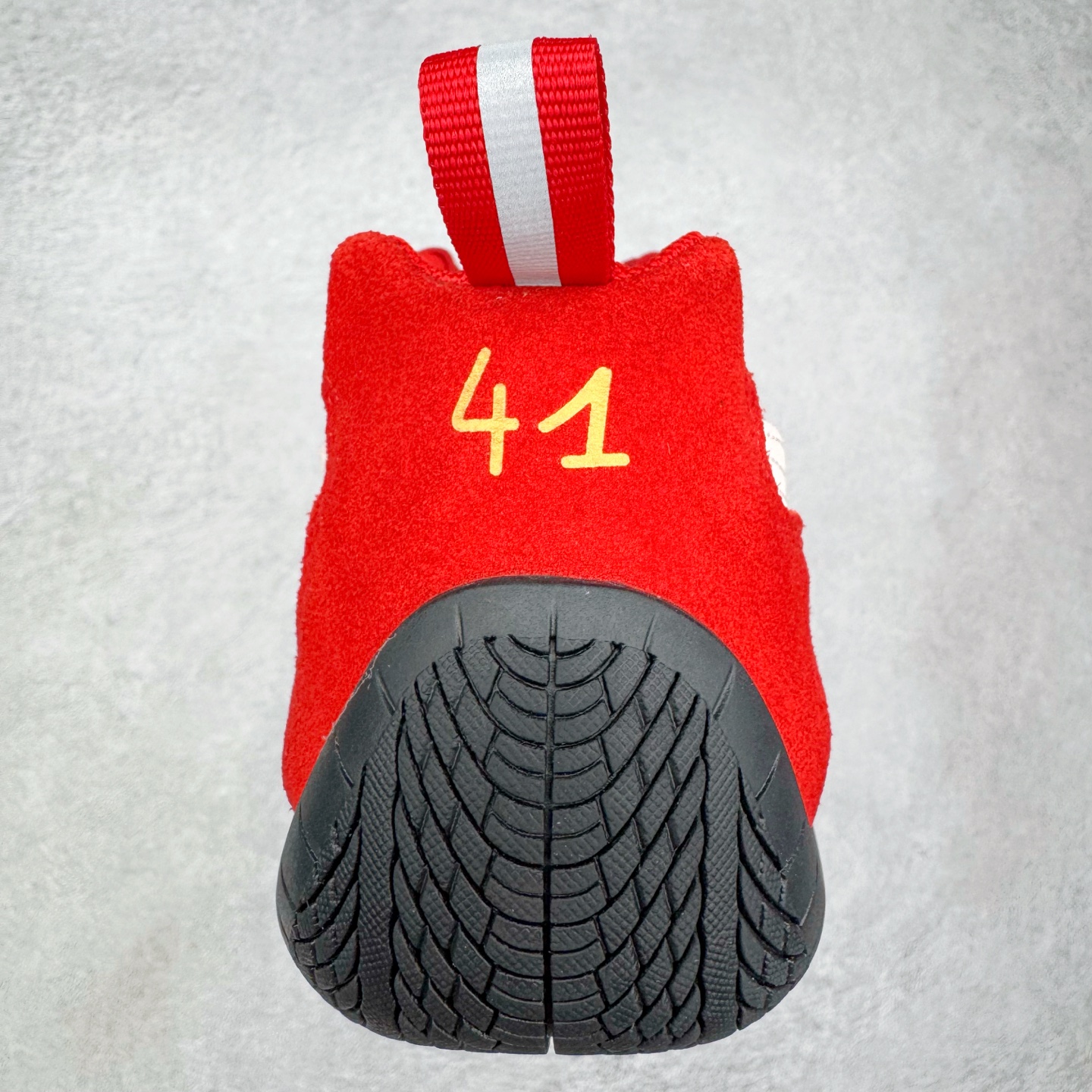 图片[8]-＃KZ纯原 Balenciaga x PUMA/彪马 Speedcat 巴黎世家联名系列薄底鞋牛皮圆头做旧磨损低帮生活休闲鞋 男女同款 口碑大厂出品 品控大底版型不断改良更新 全套原纸板楦头开发 确保原汁原味 完美呈现版型 一比一鞋头弧度高度鞋身弧度 独家私模原厂航空铝磨具打磨大底 鞋头坡度极致还原 无解鞋型 原盒原配 圈内天花板工艺 原厂玻璃冲刀 超高清洁度 全鞋零毛边皮料切割 选用了近两年人气极高的 “薄底鞋” PUMA Speedcat 为蓝本，带来了多个不同配色的联名鞋款。在色调上继承了这双赛车鞋原本的惯用方案，但鞋身侧面标志性的 PUMA Formstrip 标志则采用了 “破坏做旧” 的手法，这也是 Balenciaga 鞋款极为常见的风格。将白色的 PUMA Formstrip 撕掉了一大半，这极为 “粗暴” 的处理方式，在街头绝对有着十足的回头率。鞋头的 PUMA Logo 得以保留，烫金的 BALENCIAGA 字样则表明了它的联名身份，后跟则是鞋款的尺码，这也是 Balenciaga 鞋款的家族习惯。实拍调校N版已经零色差零失真 百分百还原实物色彩所见即所得 不存在货不对板色差等低级问题 选购参考实物拍摄 不混卖不参货 只用心做好货严格选品 承诺混一赔十 尺码：35.5 36 36.5 37.5 38 38.5 39 40 40.5 41 42 42.5 43 44 44.5 45 46-选品中心