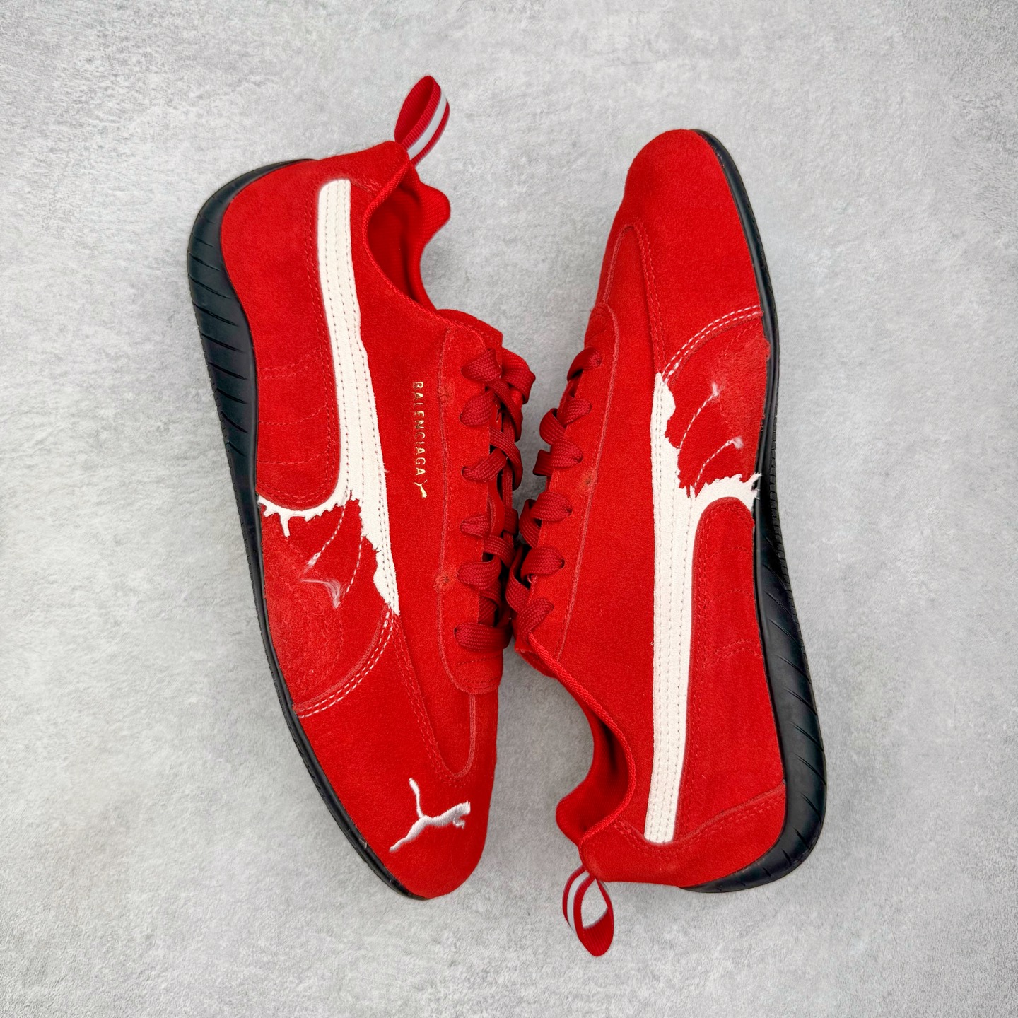 图片[3]-＃KZ纯原 Balenciaga x PUMA/彪马 Speedcat 巴黎世家联名系列薄底鞋牛皮圆头做旧磨损低帮生活休闲鞋 男女同款 口碑大厂出品 品控大底版型不断改良更新 全套原纸板楦头开发 确保原汁原味 完美呈现版型 一比一鞋头弧度高度鞋身弧度 独家私模原厂航空铝磨具打磨大底 鞋头坡度极致还原 无解鞋型 原盒原配 圈内天花板工艺 原厂玻璃冲刀 超高清洁度 全鞋零毛边皮料切割 选用了近两年人气极高的 “薄底鞋” PUMA Speedcat 为蓝本，带来了多个不同配色的联名鞋款。在色调上继承了这双赛车鞋原本的惯用方案，但鞋身侧面标志性的 PUMA Formstrip 标志则采用了 “破坏做旧” 的手法，这也是 Balenciaga 鞋款极为常见的风格。将白色的 PUMA Formstrip 撕掉了一大半，这极为 “粗暴” 的处理方式，在街头绝对有着十足的回头率。鞋头的 PUMA Logo 得以保留，烫金的 BALENCIAGA 字样则表明了它的联名身份，后跟则是鞋款的尺码，这也是 Balenciaga 鞋款的家族习惯。实拍调校N版已经零色差零失真 百分百还原实物色彩所见即所得 不存在货不对板色差等低级问题 选购参考实物拍摄 不混卖不参货 只用心做好货严格选品 承诺混一赔十 尺码：35.5 36 36.5 37.5 38 38.5 39 40 40.5 41 42 42.5 43 44 44.5 45 46-选品中心
