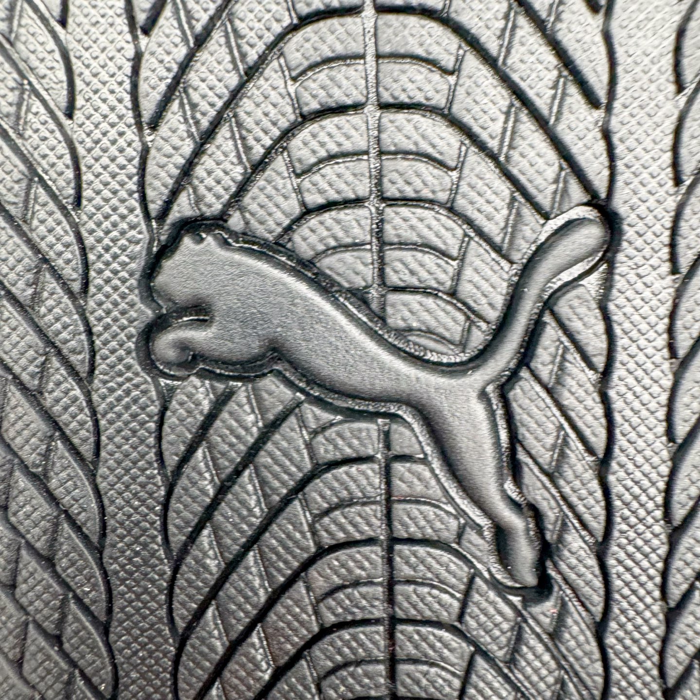 图片[10]-＃KZ纯原 Balenciaga x PUMA/彪马 Speedcat 巴黎世家联名系列薄底鞋牛皮圆头做旧磨损低帮生活休闲鞋 男女同款 口碑大厂出品 品控大底版型不断改良更新 全套原纸板楦头开发 确保原汁原味 完美呈现版型 一比一鞋头弧度高度鞋身弧度 独家私模原厂航空铝磨具打磨大底 鞋头坡度极致还原 无解鞋型 原盒原配 圈内天花板工艺 原厂玻璃冲刀 超高清洁度 全鞋零毛边皮料切割 选用了近两年人气极高的 “薄底鞋” PUMA Speedcat 为蓝本，带来了多个不同配色的联名鞋款。在色调上继承了这双赛车鞋原本的惯用方案，但鞋身侧面标志性的 PUMA Formstrip 标志则采用了 “破坏做旧” 的手法，这也是 Balenciaga 鞋款极为常见的风格。将白色的 PUMA Formstrip 撕掉了一大半，这极为 “粗暴” 的处理方式，在街头绝对有着十足的回头率。鞋头的 PUMA Logo 得以保留，烫金的 BALENCIAGA 字样则表明了它的联名身份，后跟则是鞋款的尺码，这也是 Balenciaga 鞋款的家族习惯。实拍调校N版已经零色差零失真 百分百还原实物色彩所见即所得 不存在货不对板色差等低级问题 选购参考实物拍摄 不混卖不参货 只用心做好货严格选品 承诺混一赔十 尺码：35.5 36 36.5 37.5 38 38.5 39 40 40.5 41 42 42.5 43 44 44.5 45 46-选品中心